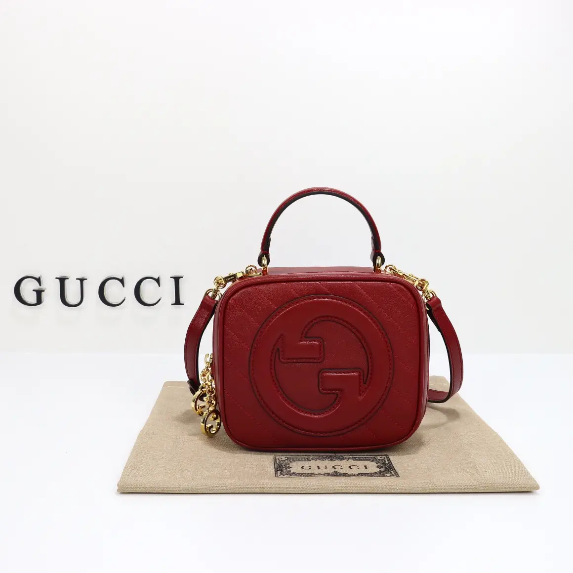 Gucci， Original leather, model number 744434, red leather size: width 17x
