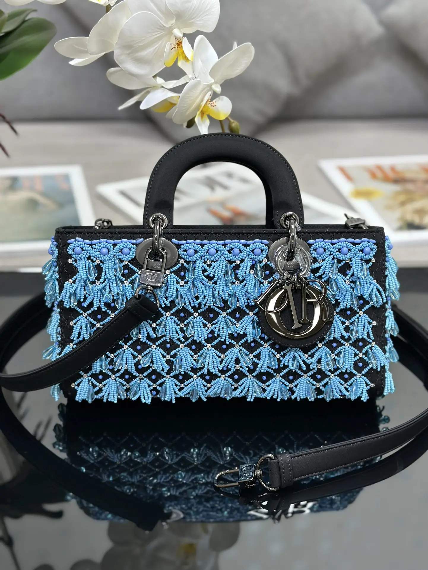 Lady D-Joy's new embroidered water droplet blue bead is a brand new item of this season