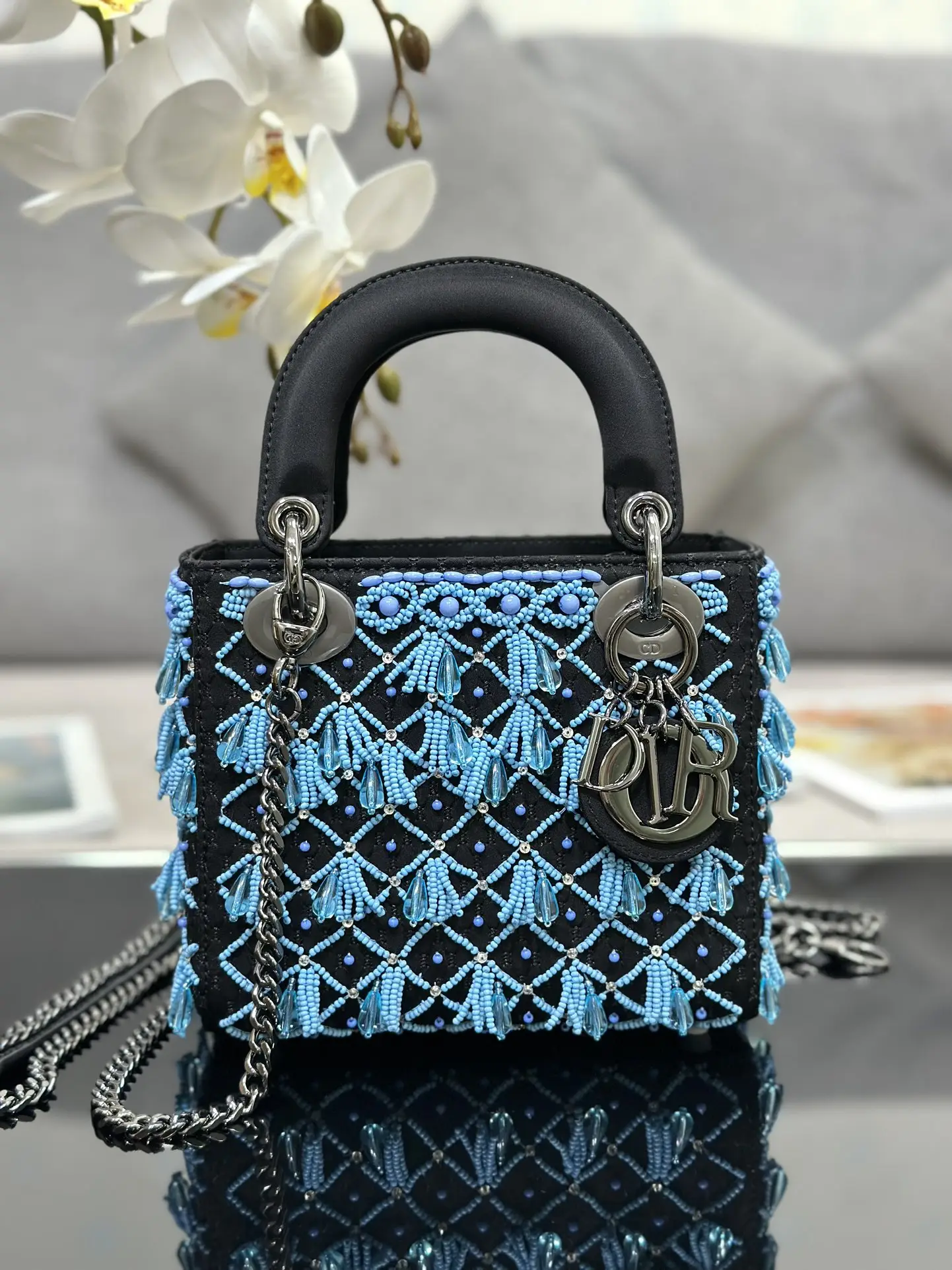 Lady Dior's new three grid embroidered water droplet blue bead is a brand new item of this season,