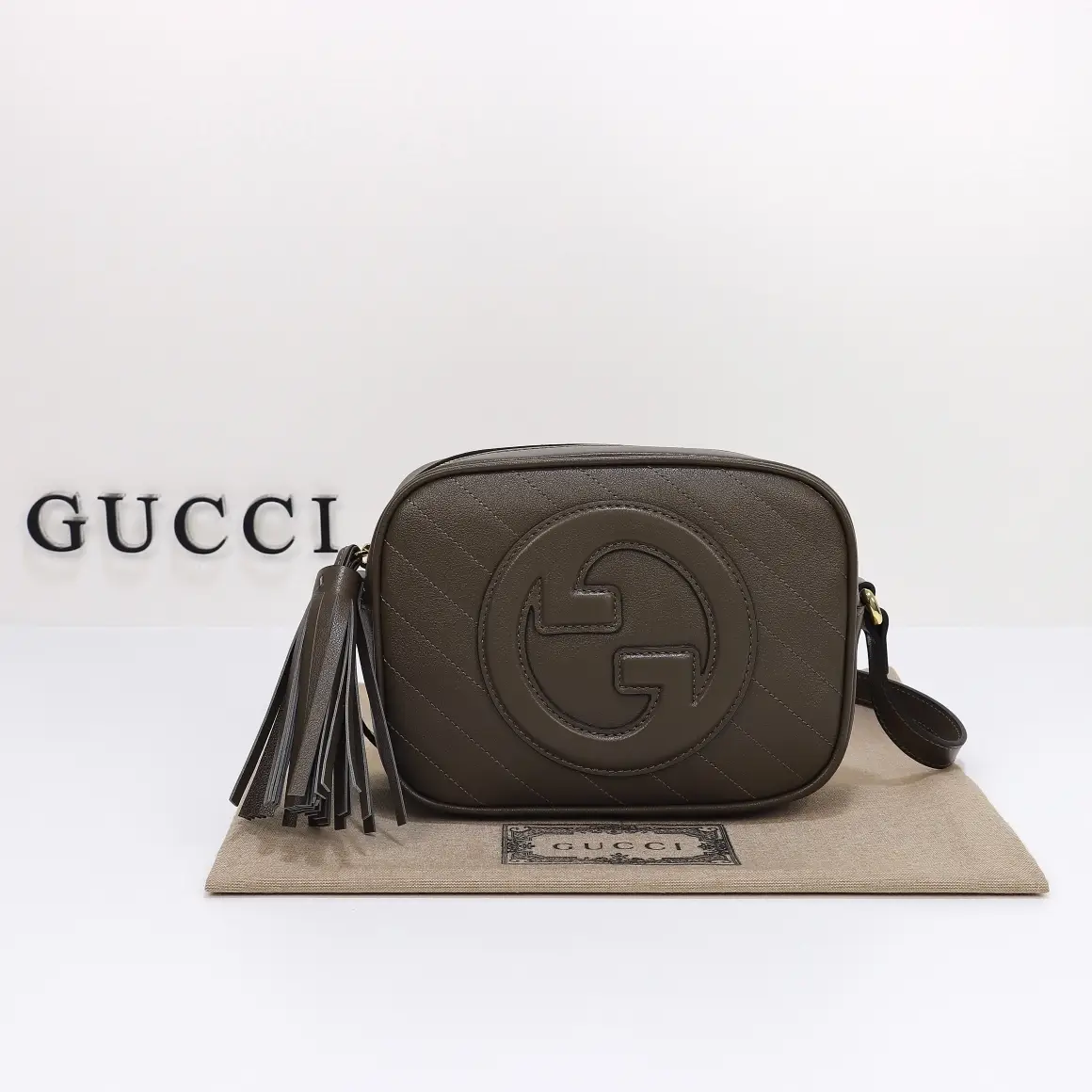 Gucci， Original leather, model number 742360 gray leather size: 24x wide