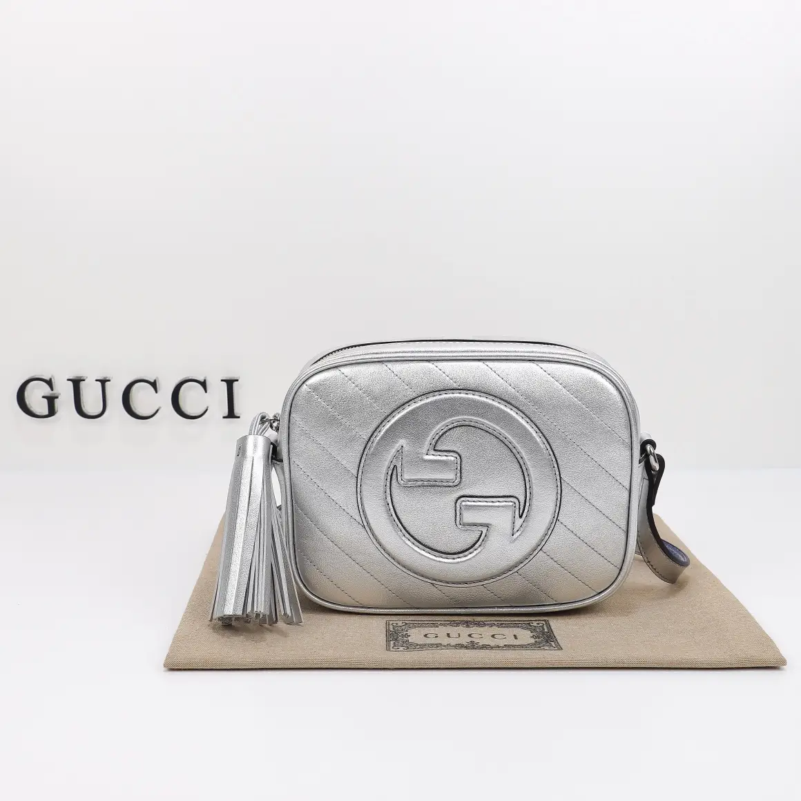 Gucci， Original leather, style 742360 silver size: 21x wide