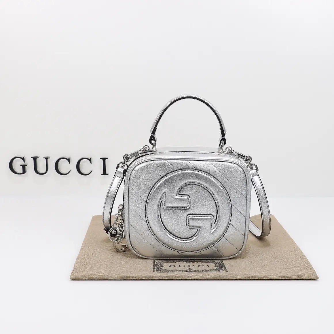 Gucci， Original leather, style 744434 silver size: width 17x