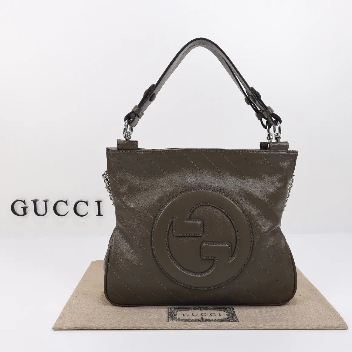 Gucci， Original leather, style 751518 gray leather size: 24x wide