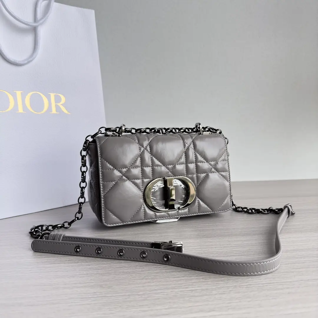 Small DIOR CARO handbag
Blue cowhide quilted with oversized rattan grid pattern
compile, edit, weave, organize