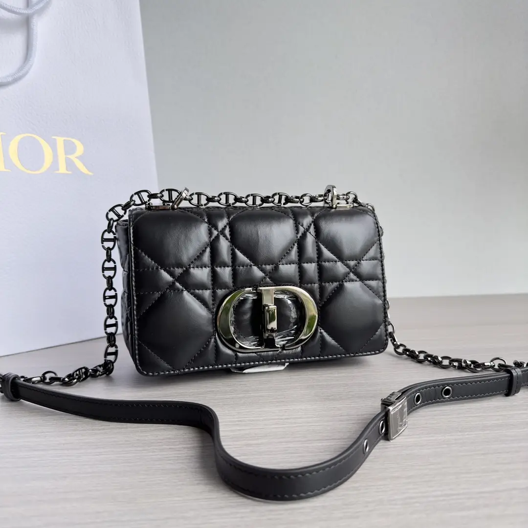 Small DIOR CARO handbag
Black cowhide quilted with oversized rattan grid pattern
compile, edit, weave, organize