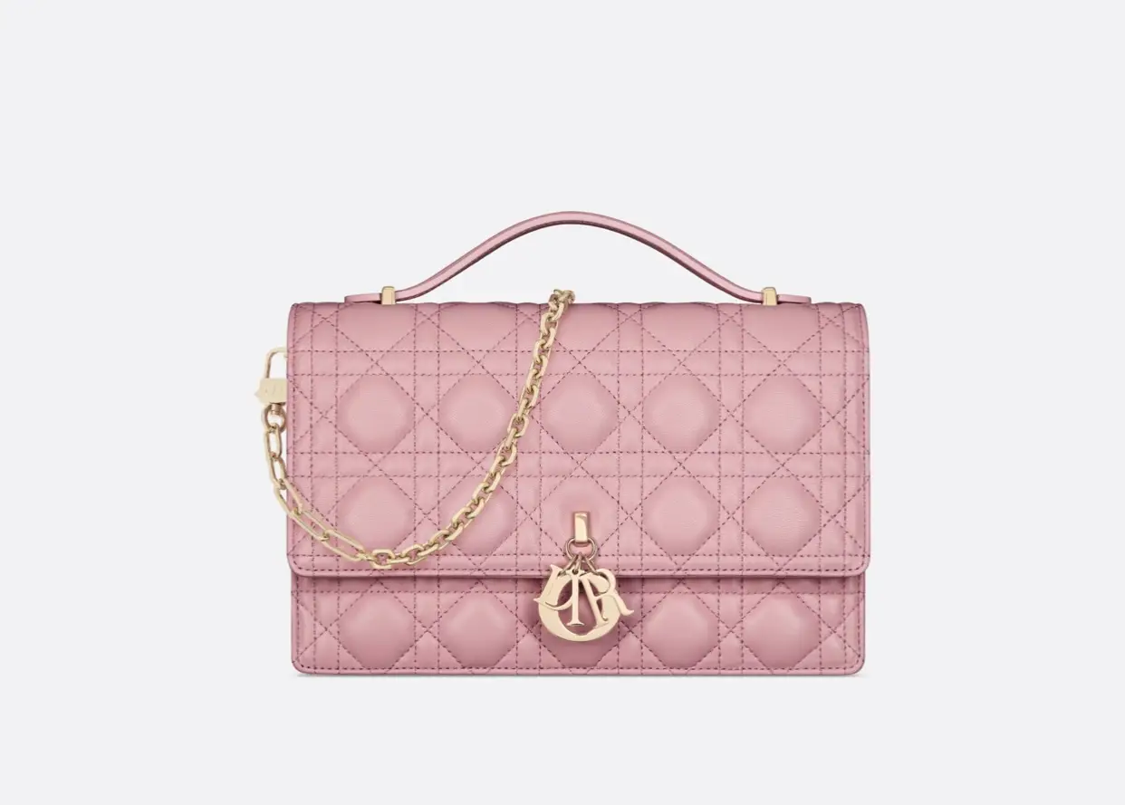 MISS DIOR handbag
(Pink sheepskin leather with rattan grid pattern)
This Mi