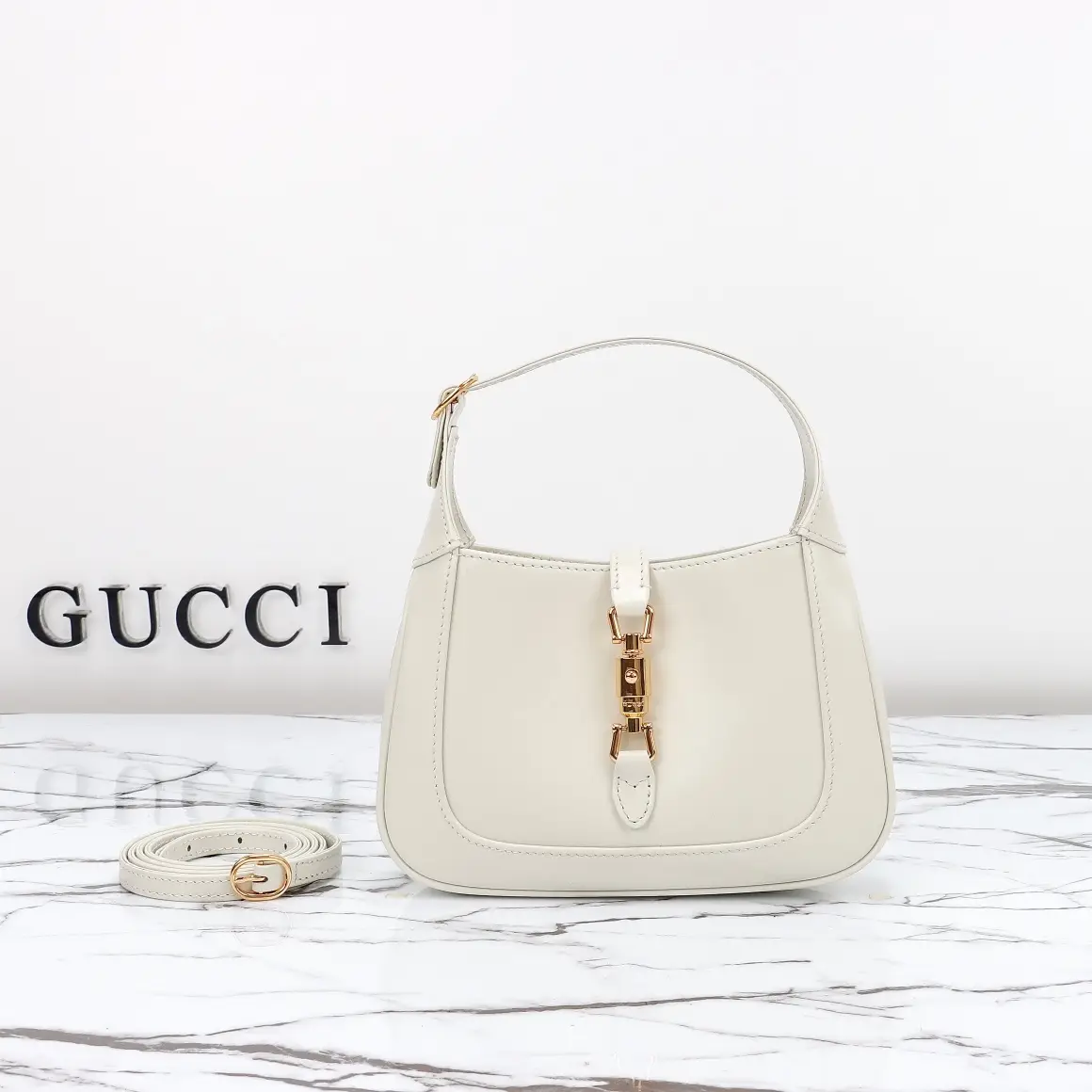 Gucci， Original leather, style 637091 white leather size: 19x wide