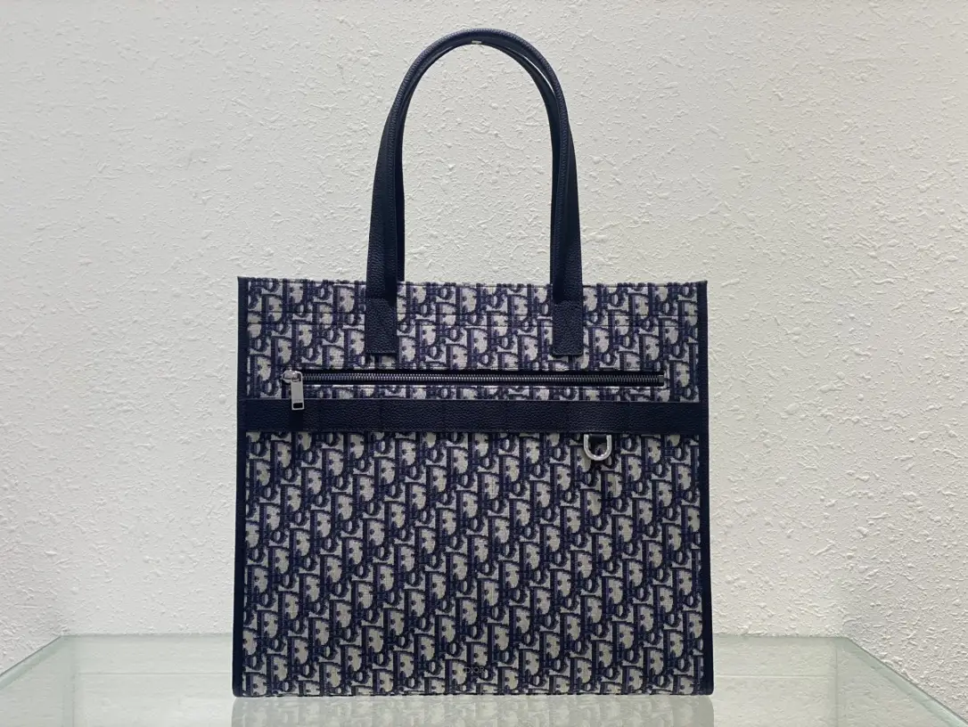 This Safari handbag is a new autumn product of 2023, combining elegance and practicality