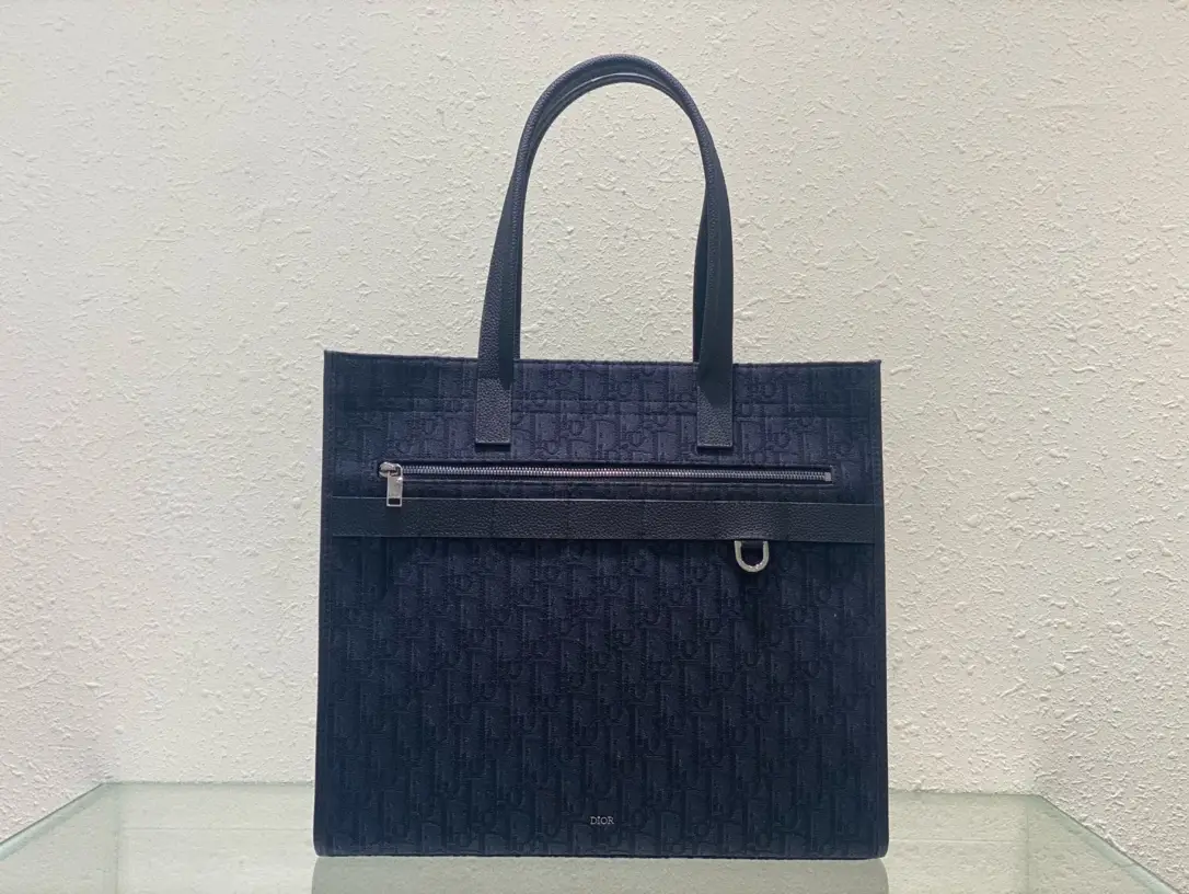 This Safari handbag is a new autumn product of 2023, combining elegance and practicality