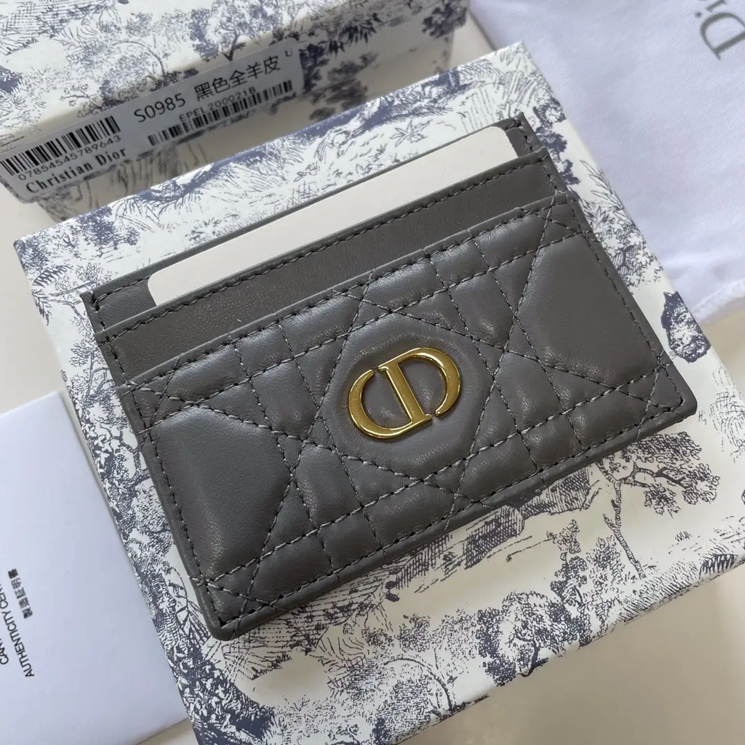 &yen;: 170 This Dior Caro clip is elegant and practical. adopt