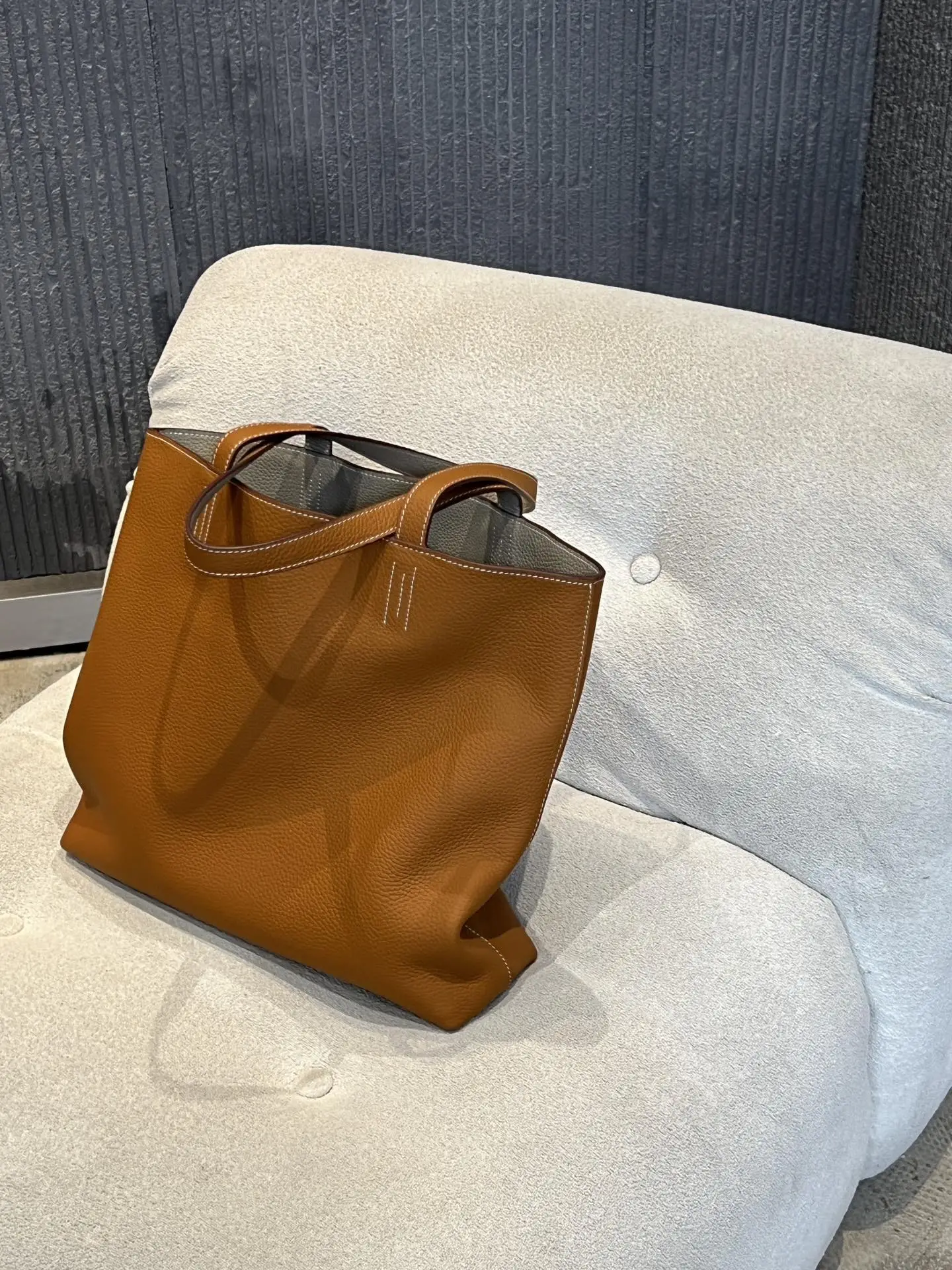 The kneaded double-sided leather bag is so good that it's bursting! Imported top layer cowhide double-sided shopping bag with leather feel