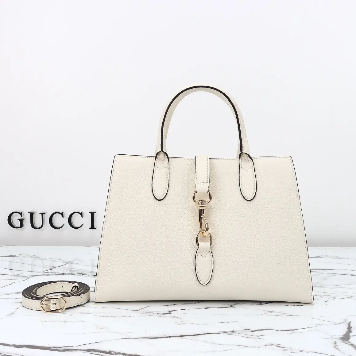 Gucci， Original leather, style 806205 white leather size: width 31x