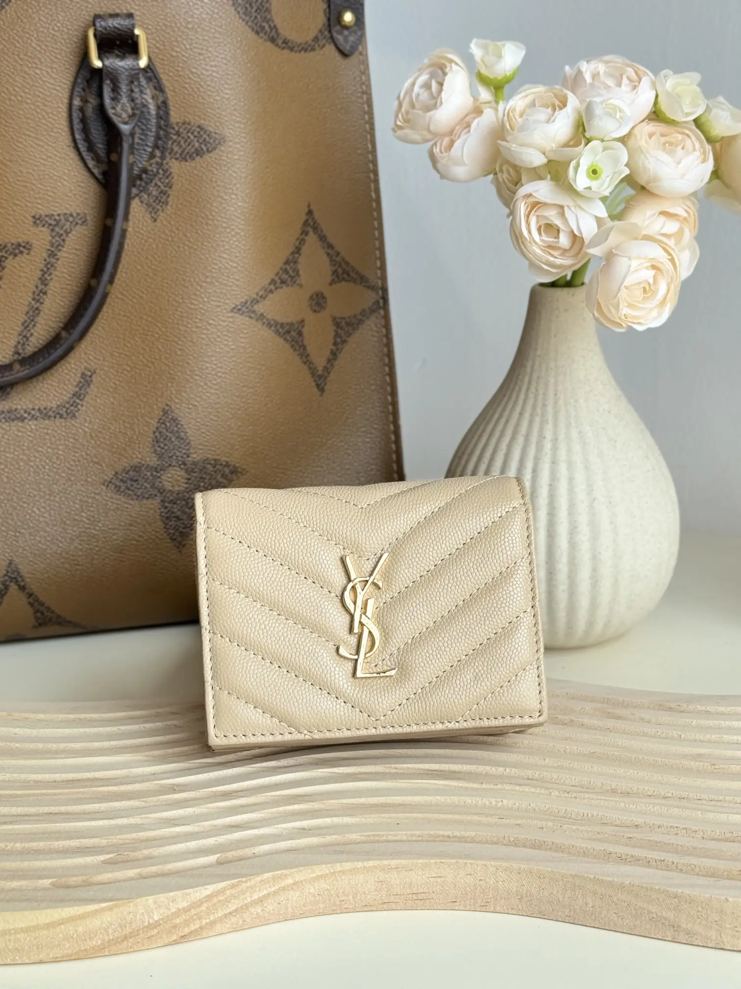250 genuine development imported cowhide caviar with a central compartment and one banknote