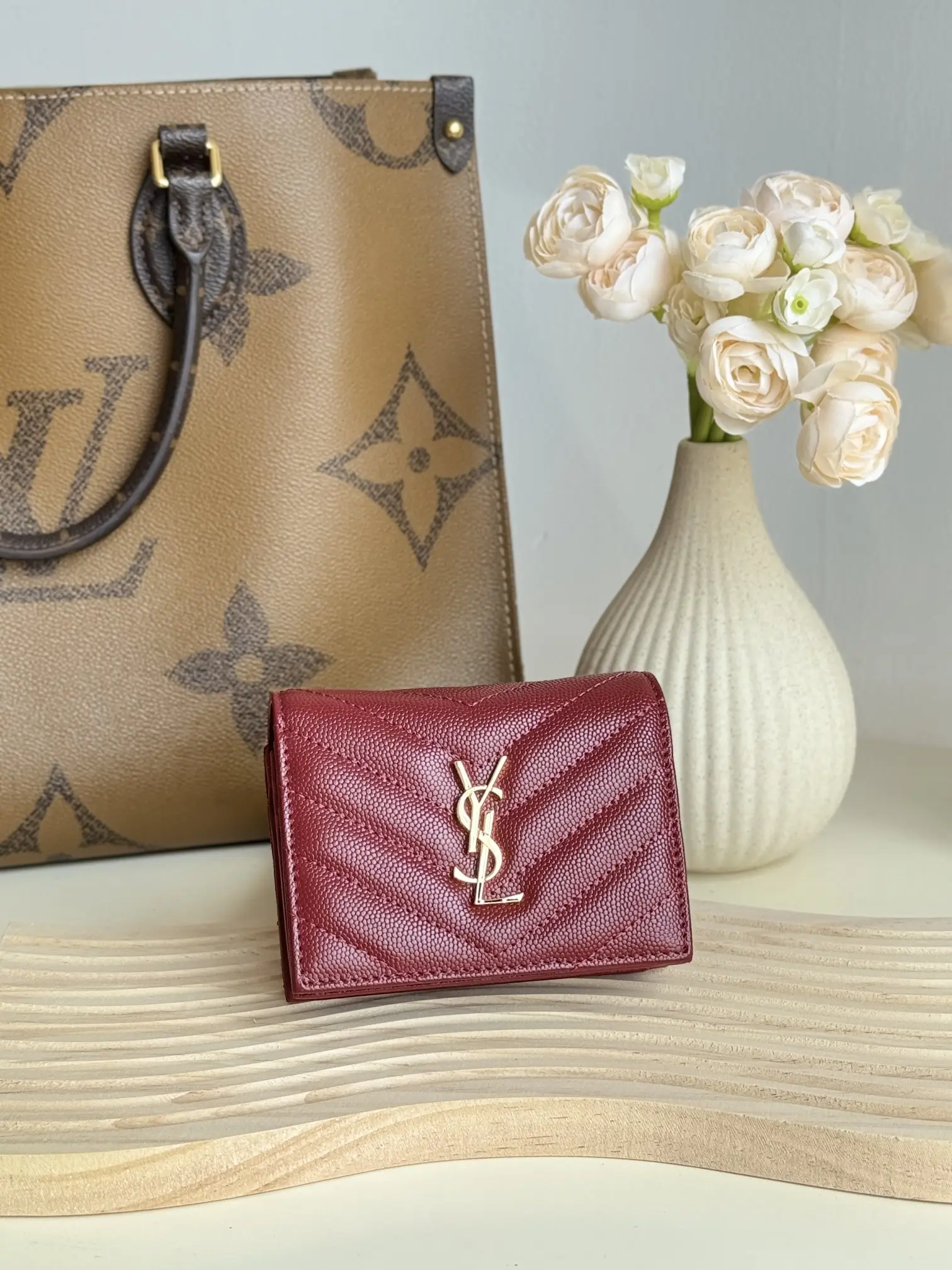 250 genuine development imported cowhide caviar with a central compartment and one banknote