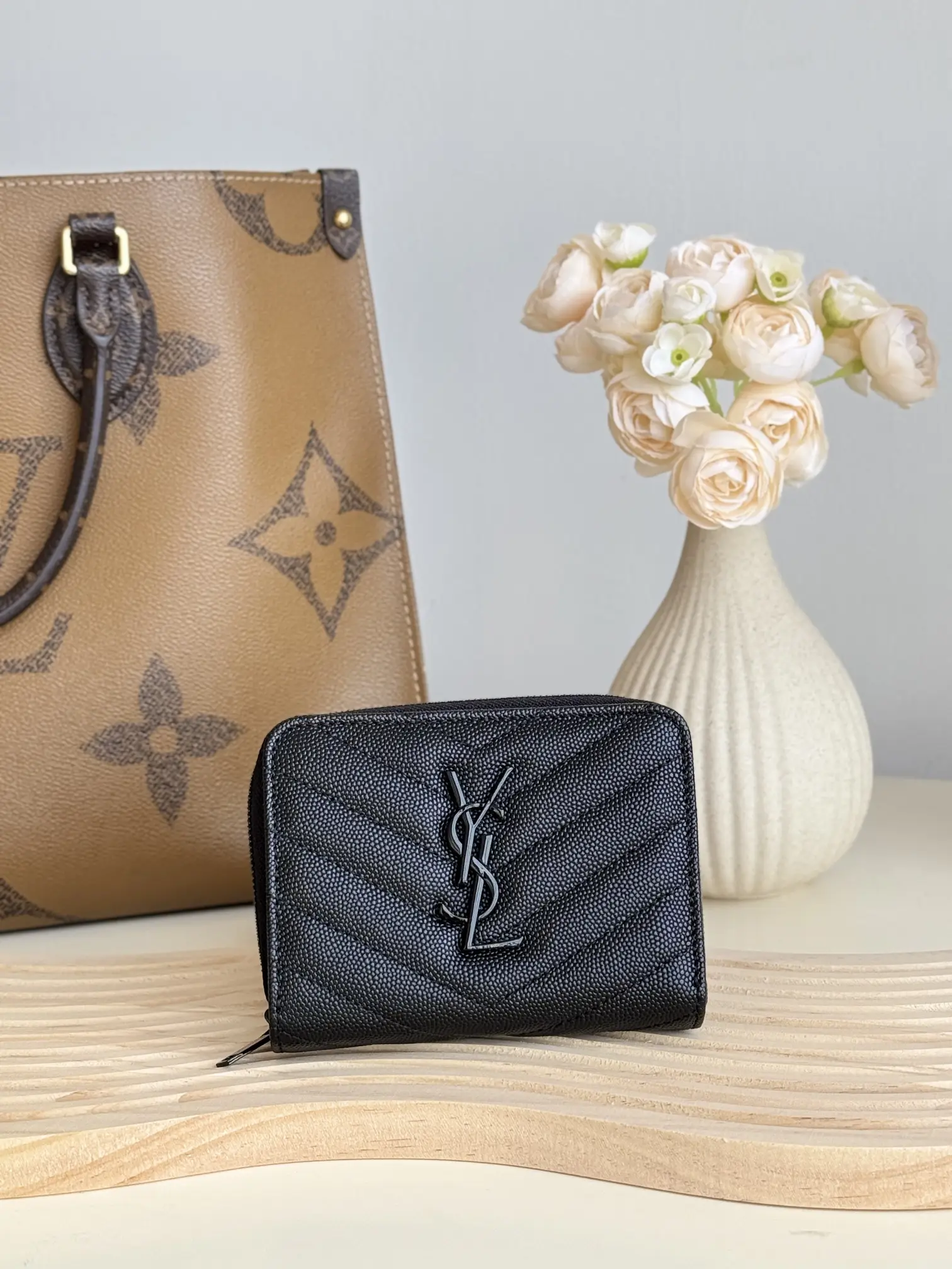 290 YSL Zero Wallet Short Payment Card Pack
The round zipper wallet is made of black