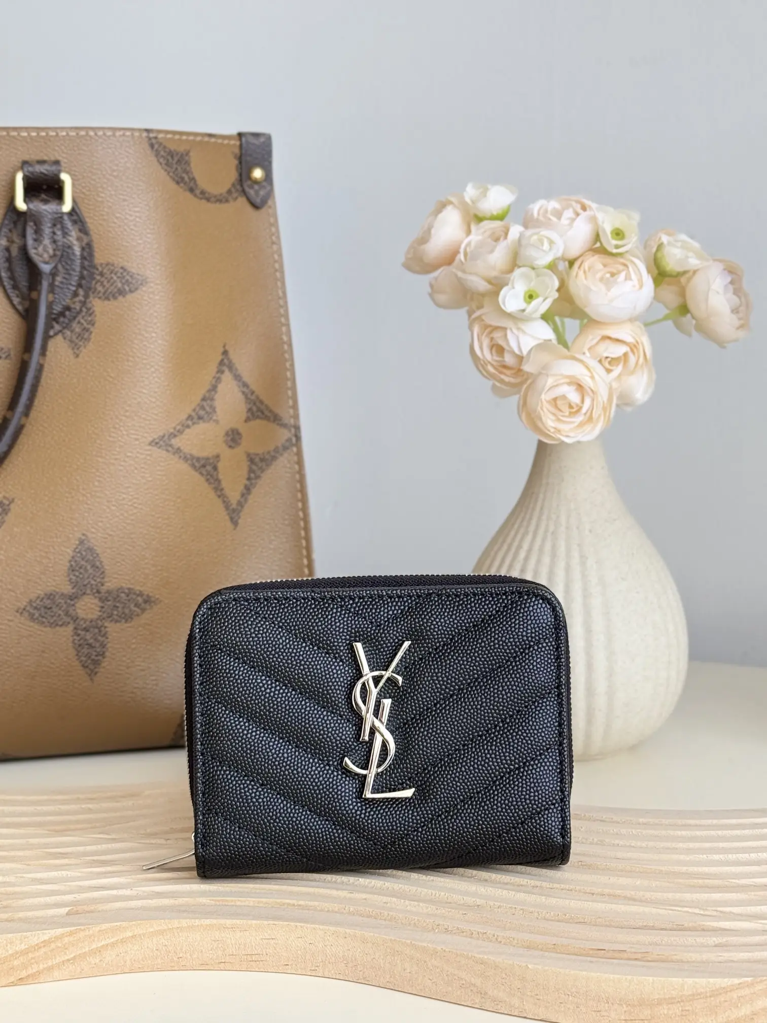 290 YSL Zero Wallet Short Payment Card Pack
The round zipper wallet is made of black