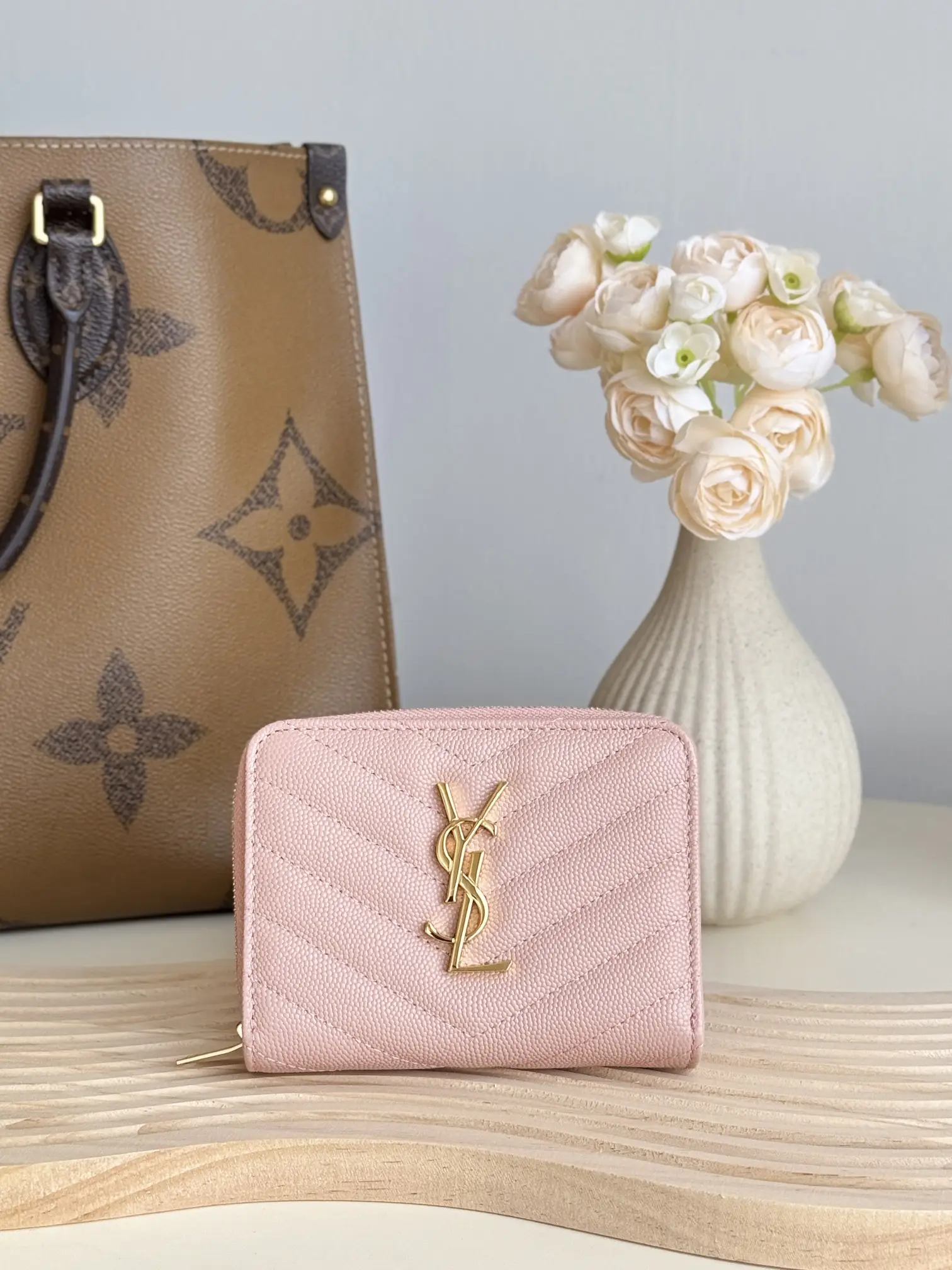 290 YSL Zero Wallet Short Payment Card Pack
The round zipper wallet is made of black