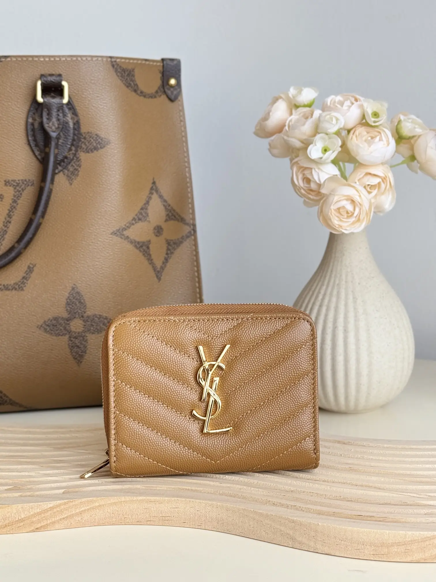 290 YSL Zero Wallet Short Payment Card Pack
The round zipper wallet is made of black