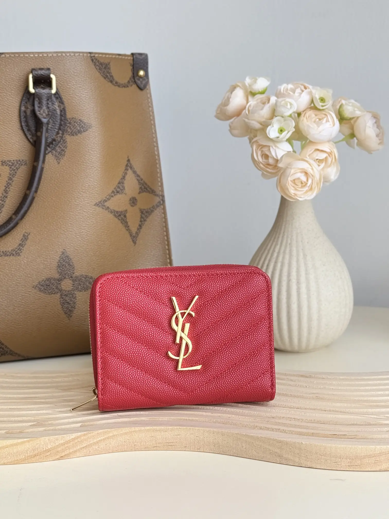 290 YSL Zero Wallet Short Payment Card Pack
The round zipper wallet is made of black