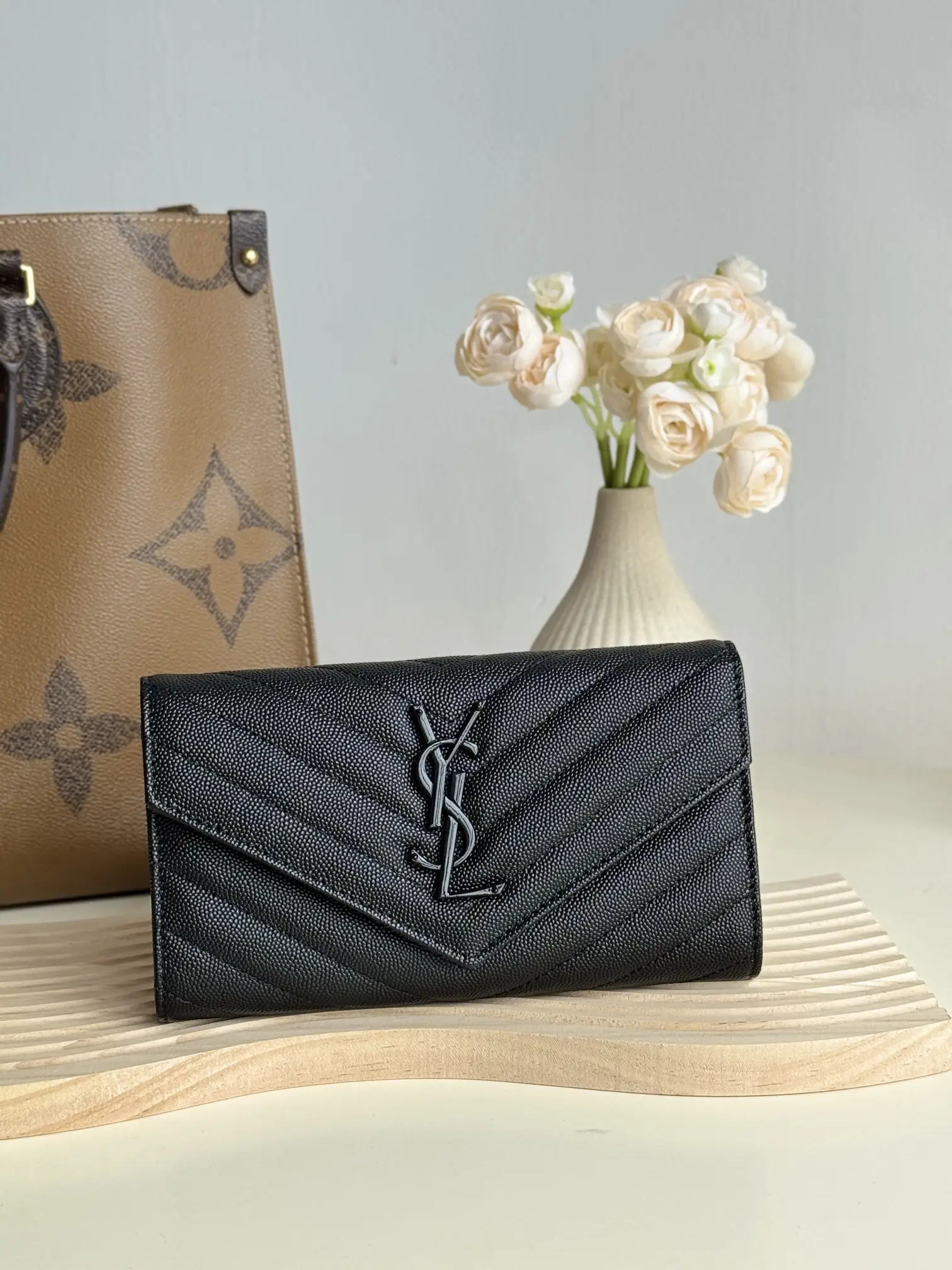 320 YSL - Classic Flip Cover Envelope ✉️ Cash can be held by hand when placing cards