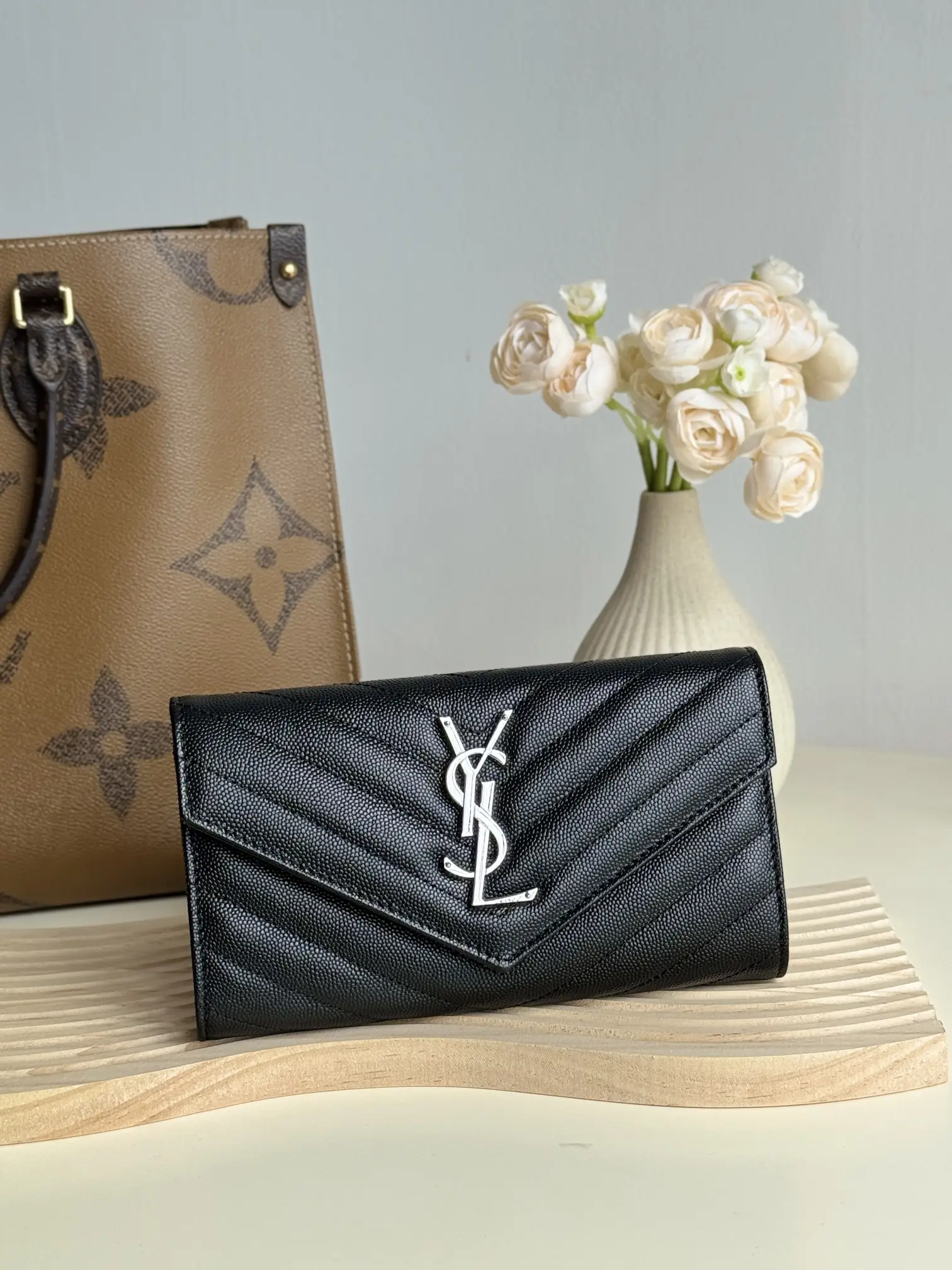 320 YSL - Classic Flip Cover Envelope ✉️ Cash can be held by hand when placing cards