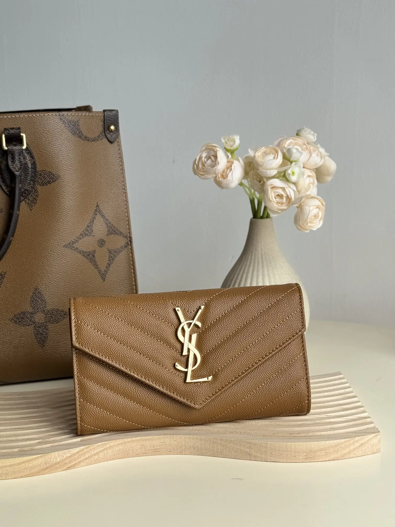 320 YSL - Classic Flip Cover Envelope ✉️ Cash can be held by hand when placing cards
