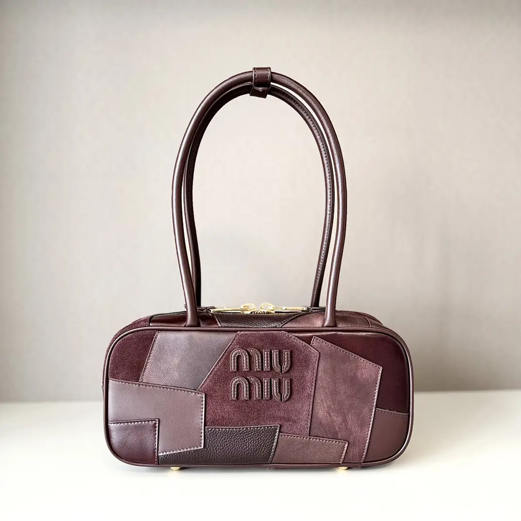 Splicing Stone Nanmu Miumiu Limited Splicing Bowling Bag
Sewn handbag, using chalk white