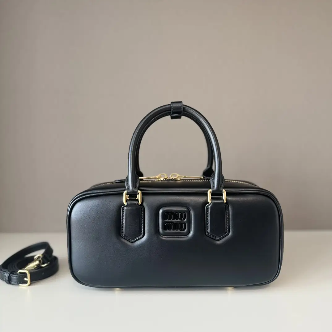 Upgraded version Miu Black
5BB148, Miu's new bowling bag, official website owner