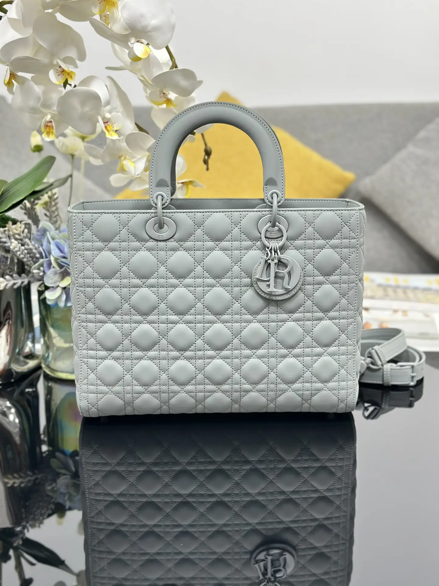 Lady Dior seven grid frosted rattan plaid cowhide flap handbag, paired with shoulder back