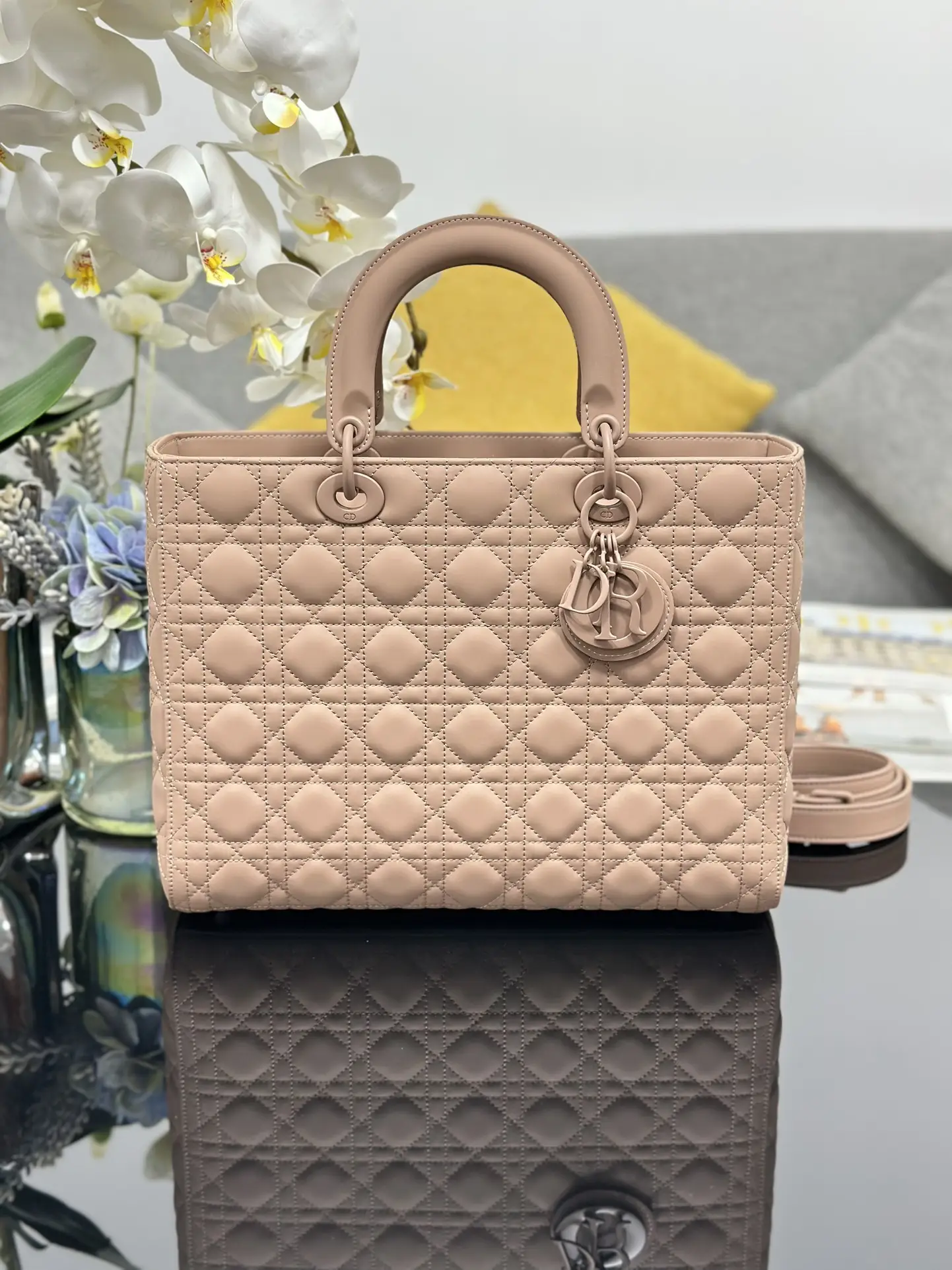Lady Dior seven grid frosted rattan plaid cowhide flap handbag, paired with shoulder back