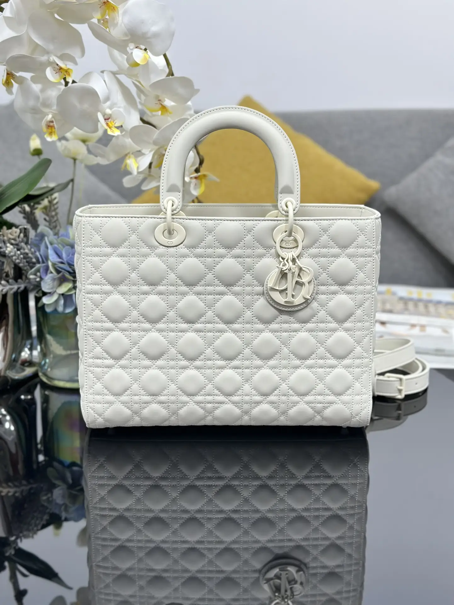 Lady Dior seven grid frosted rattan plaid cowhide flap handbag, paired with shoulder back