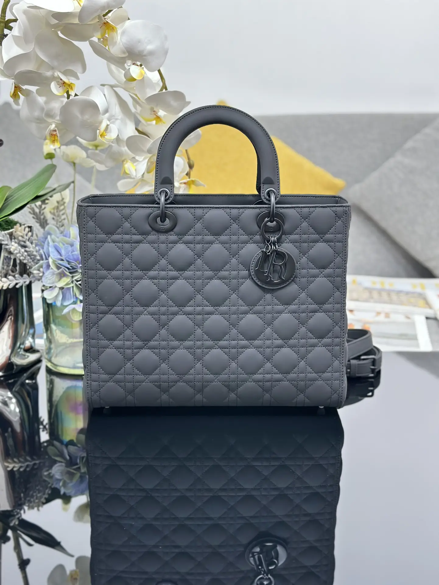 Lady Dior seven grid frosted rattan plaid cowhide flap handbag, paired with shoulder back