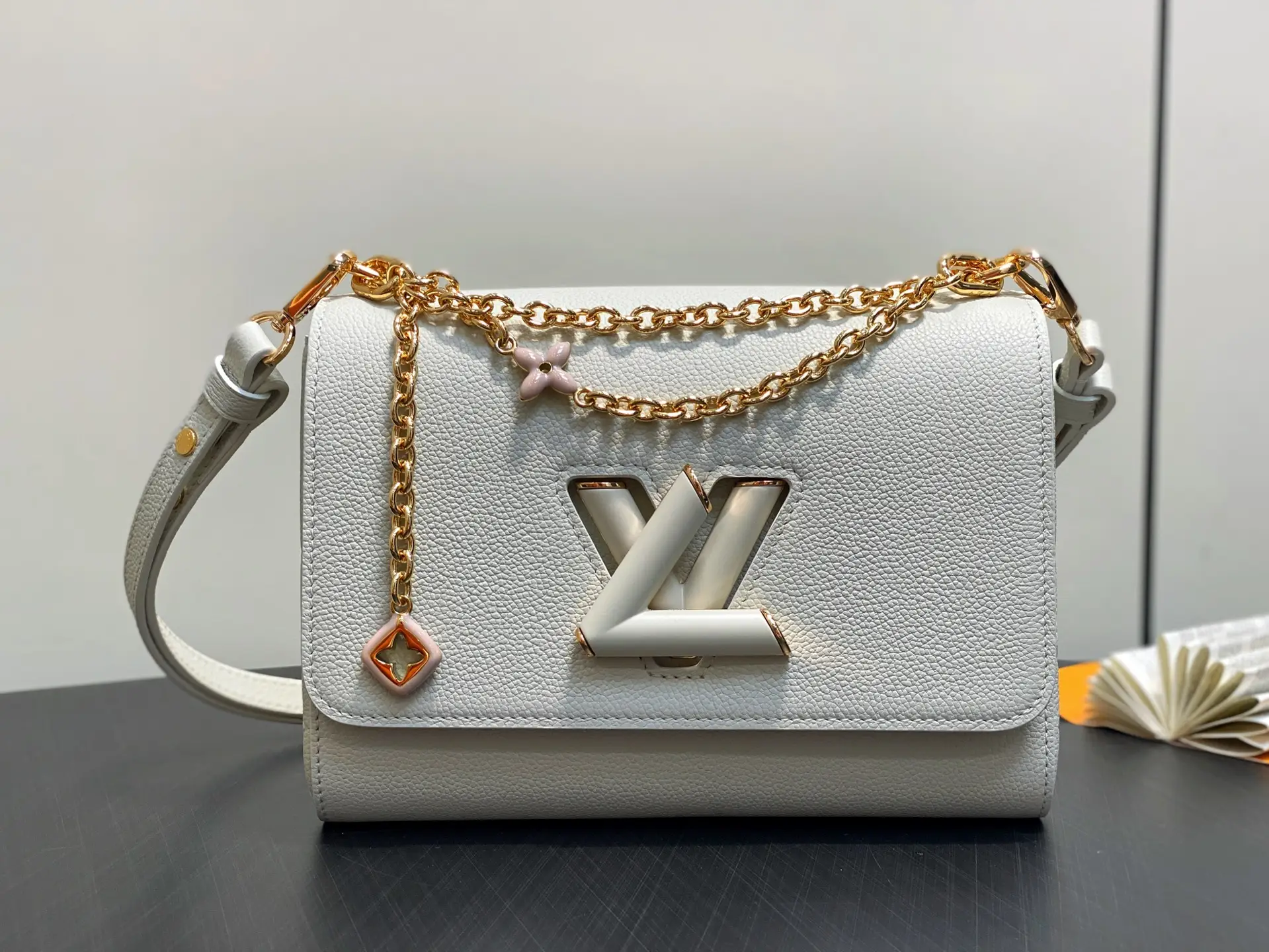 ✨ M14341 off white all leather Twist chain bag, season new TWI