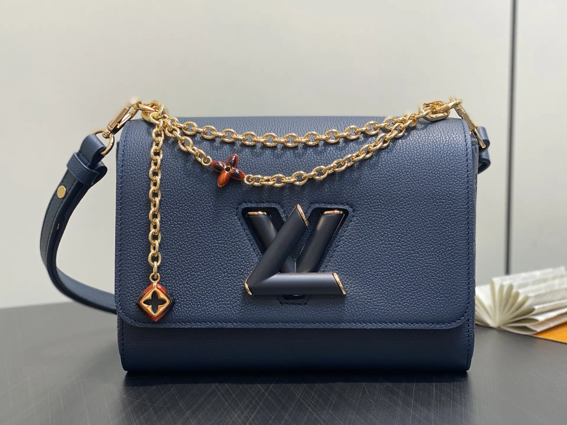 ✨ M14342 Deep Blue Full Leather Twist bsj Chain Bag Season New