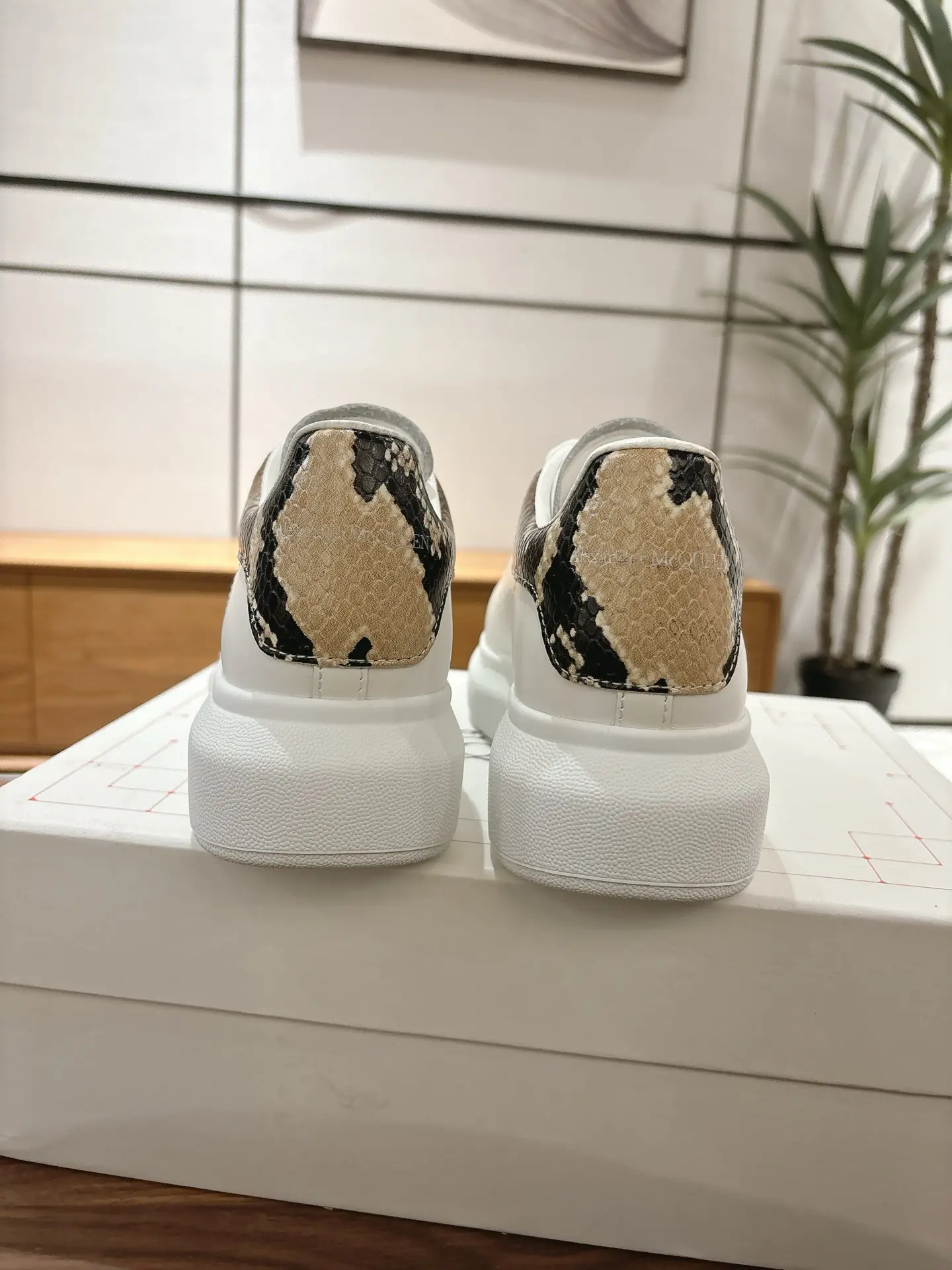 Latest popular item at the counter - snake skin patterned tail
Women's 290 Men's 300
Top High