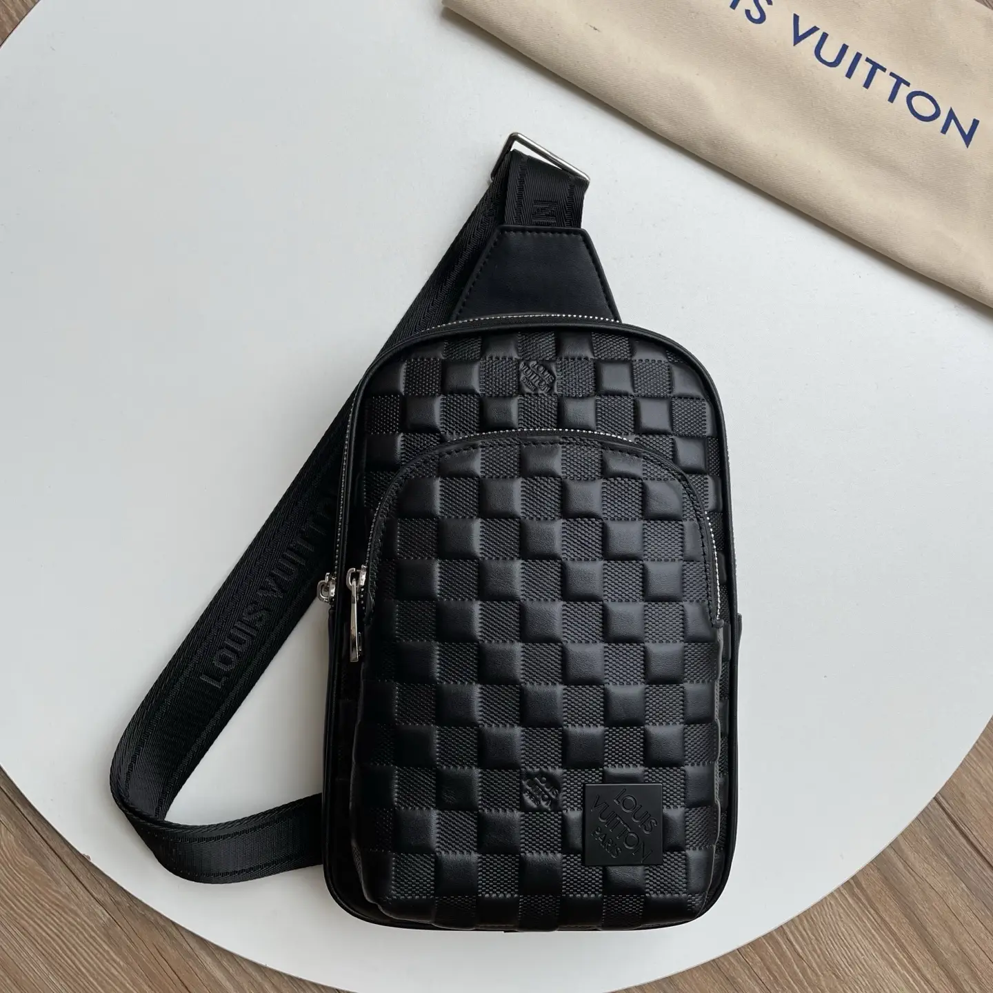 The new Louis Vuitton Lv chest bag is made of imported original top layer cowhide, top-notch men's high-end, original leather. famous teacher