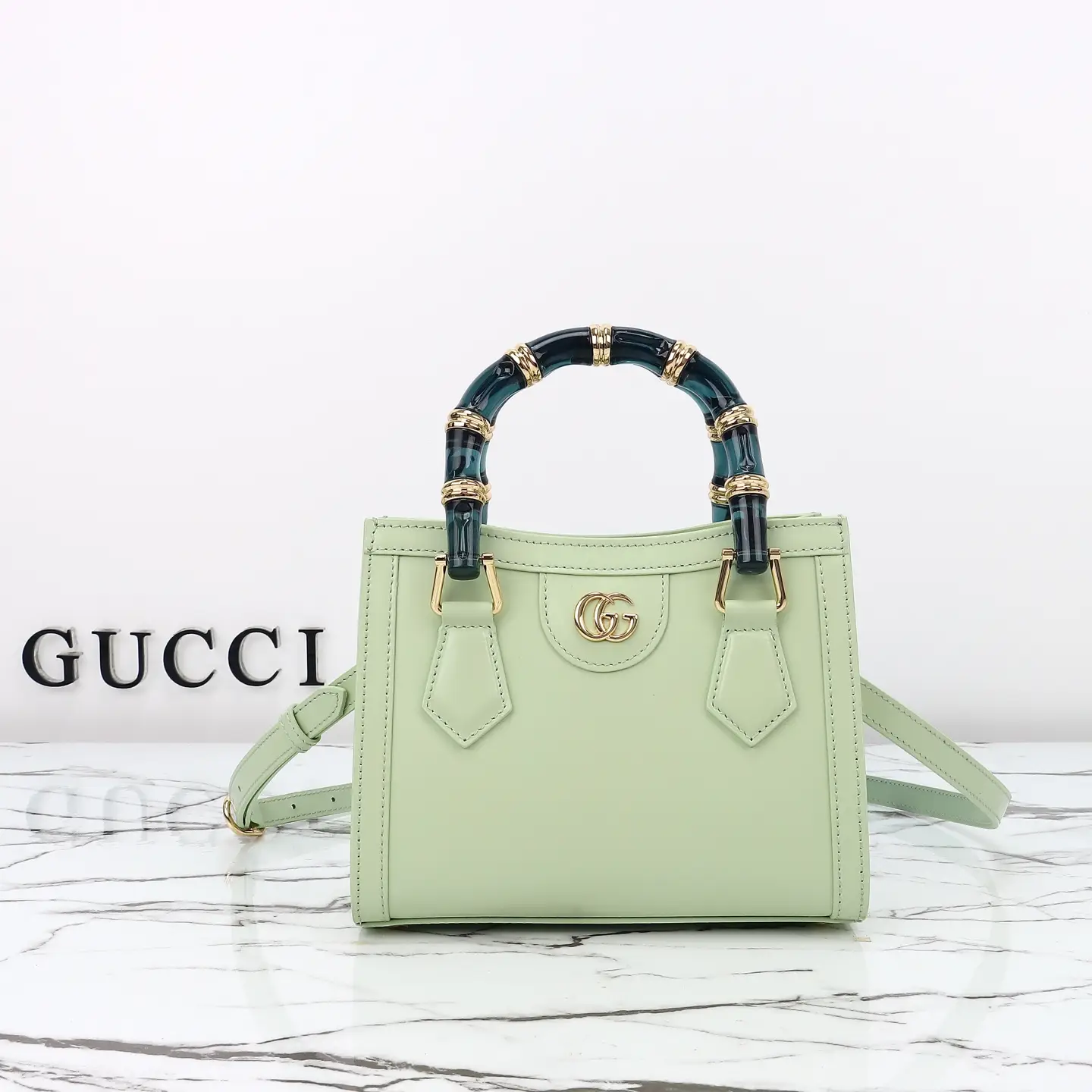 Gucci， Original leather, style 832936 light green