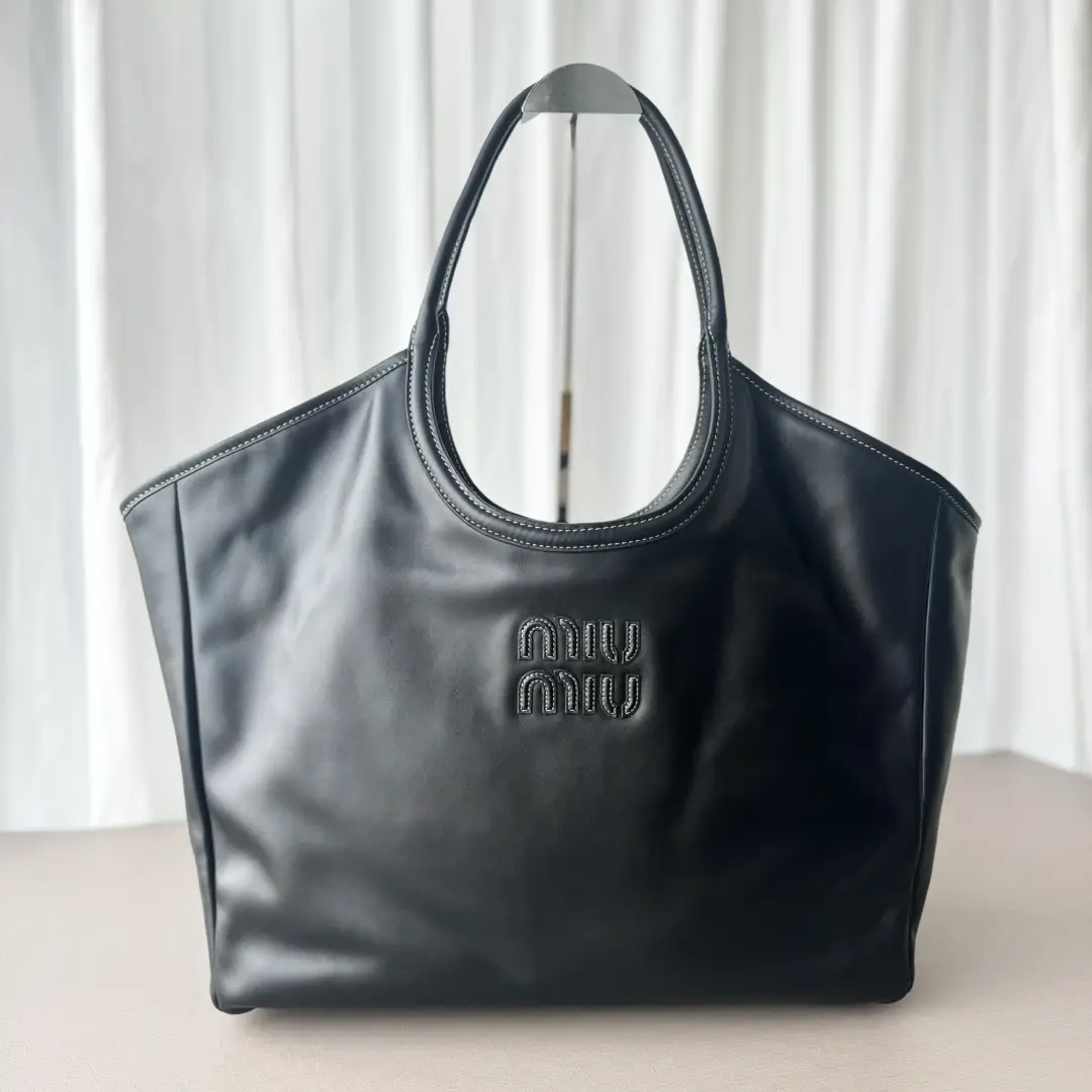 Large full leather black
Isetan Limited Edition Underarm Bag
September on Isetan Popu