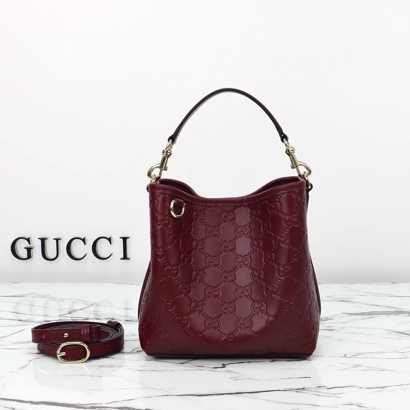 Gucci， Original leather, model number 815118, red pressure