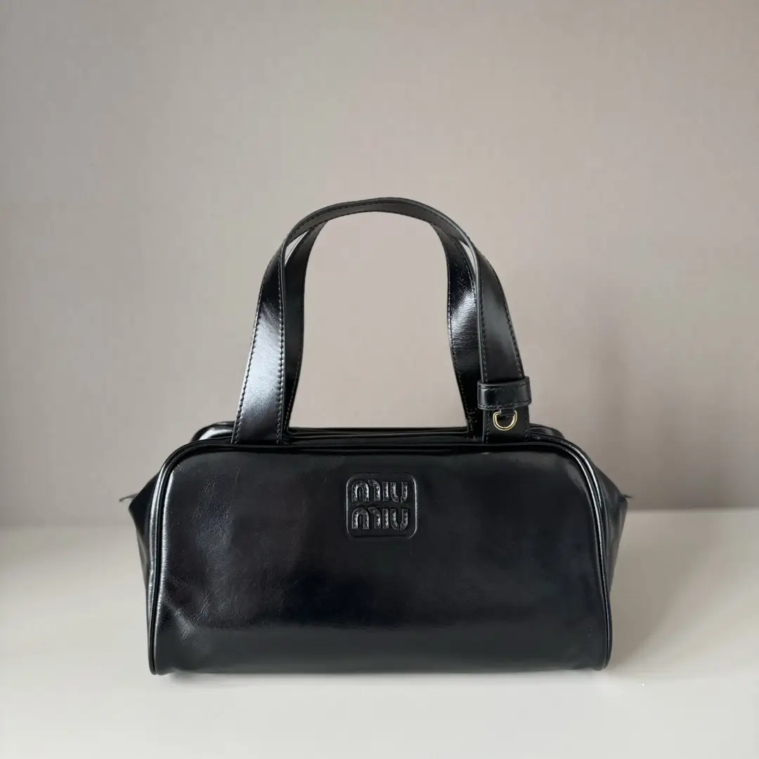5BB182 new popular underarm bowling bag, this new interpretation of the handbag features a flat handle