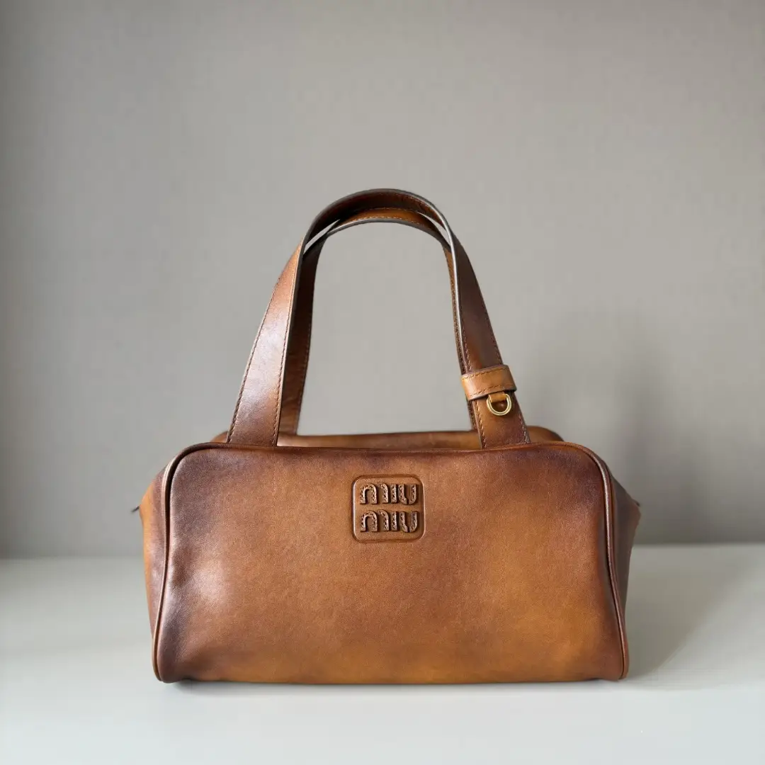 5BB182 new popular underarm bowling bag, this new interpretation of the handbag features a flat handle