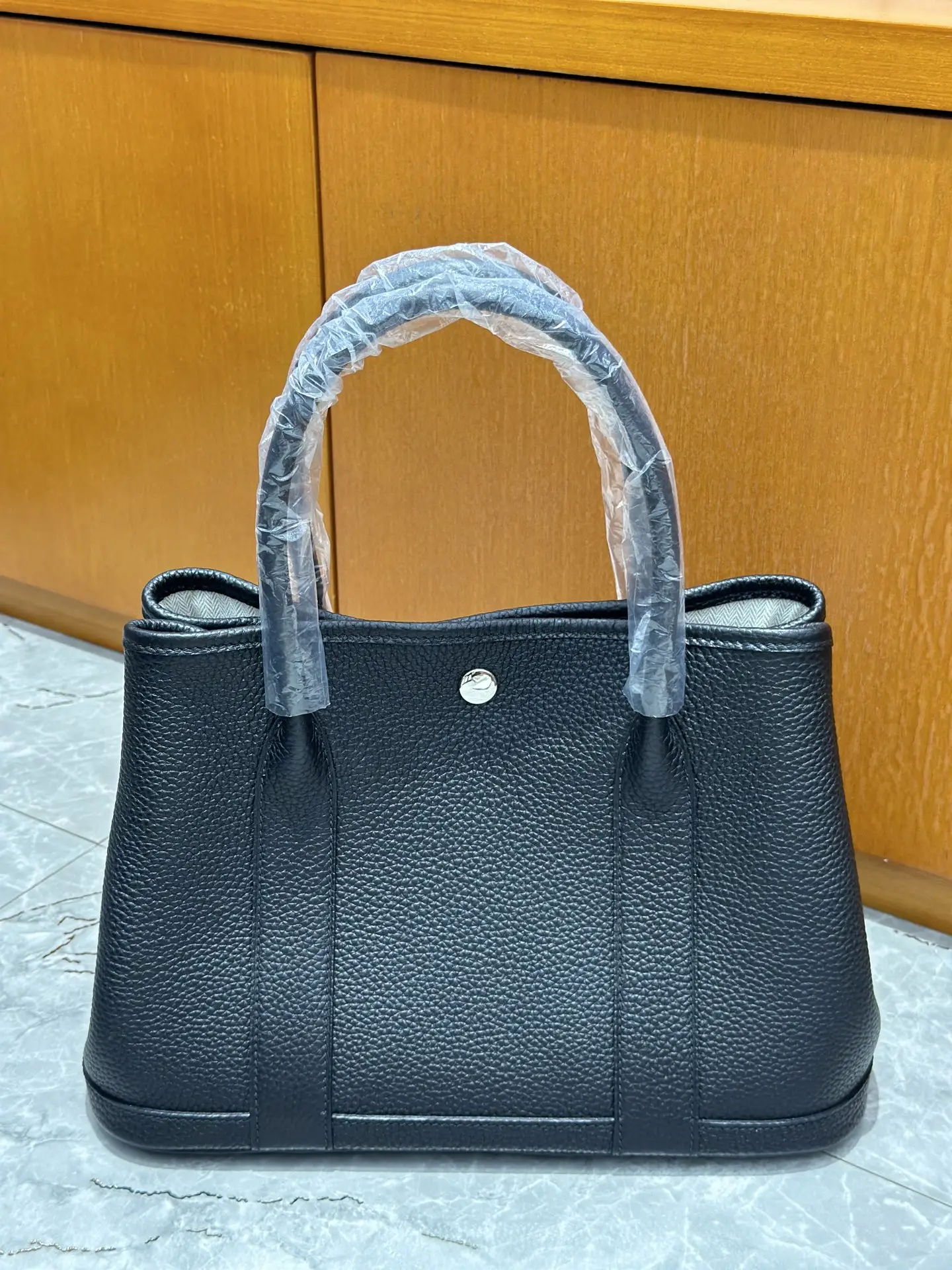 30cm
Garden bag full leather real shot ❤️ black
Commuting out of the street is very suitable!! Full of high-end feeling