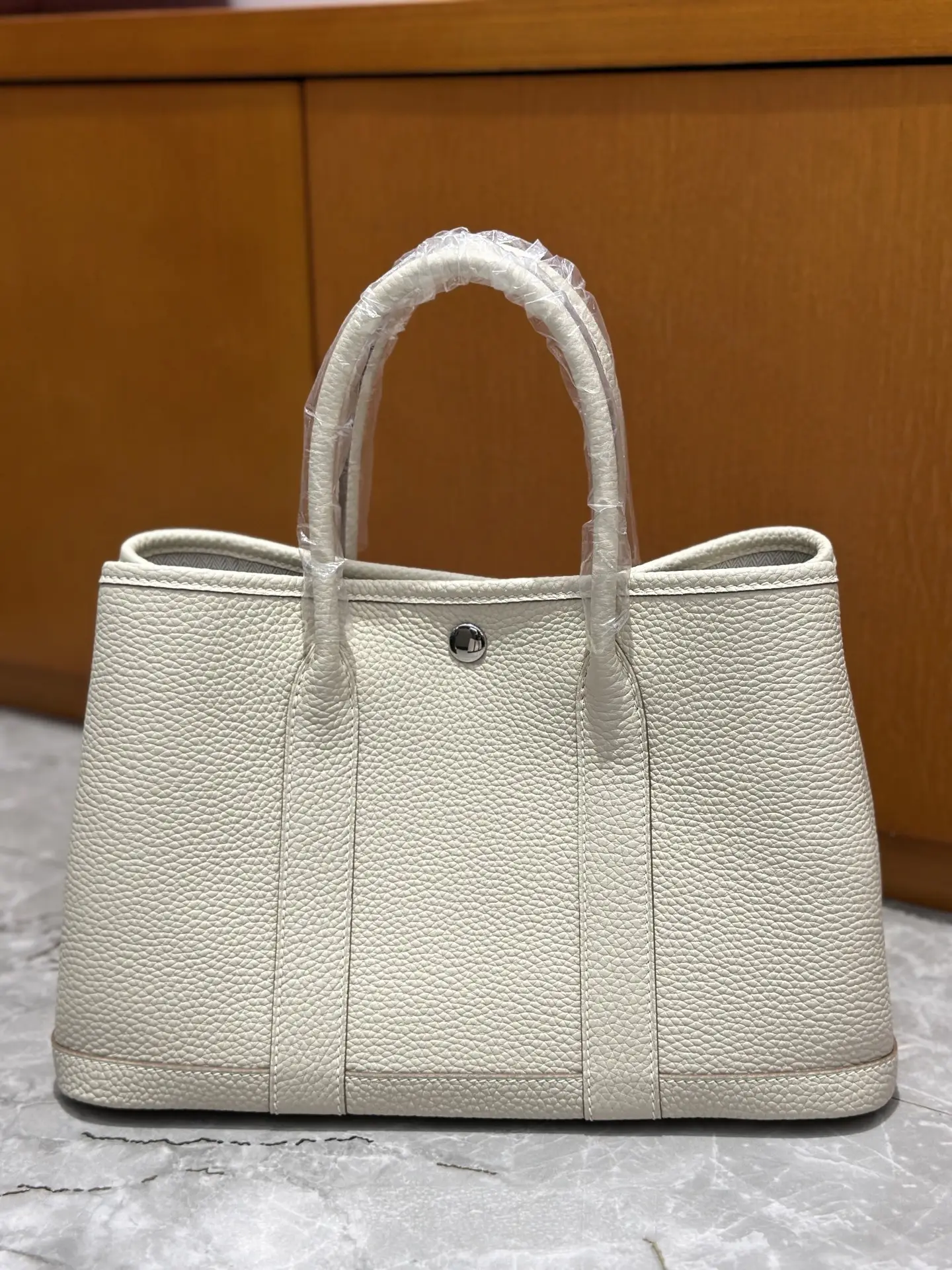 30cm
Garden bag full leather real shot ❤️ milkshake white
Commuting out of the street is very suitable!! Full of height