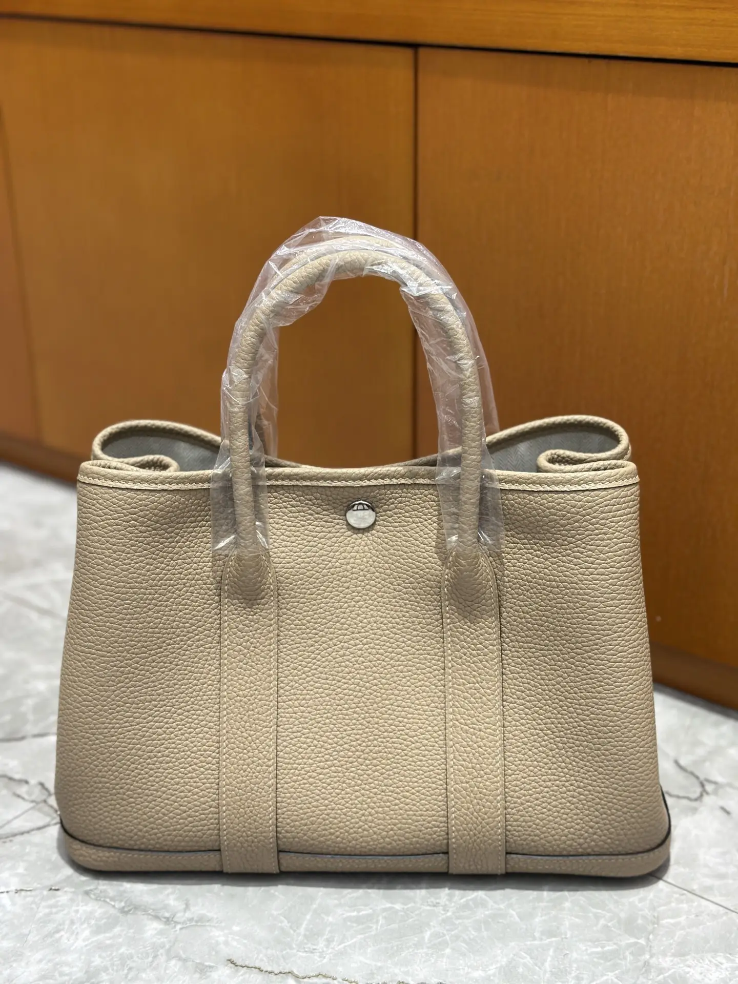 30cm
Garden bag full leather real shot ❤️
Commuting out of the street is very suitable!! Full of high-end feeling
