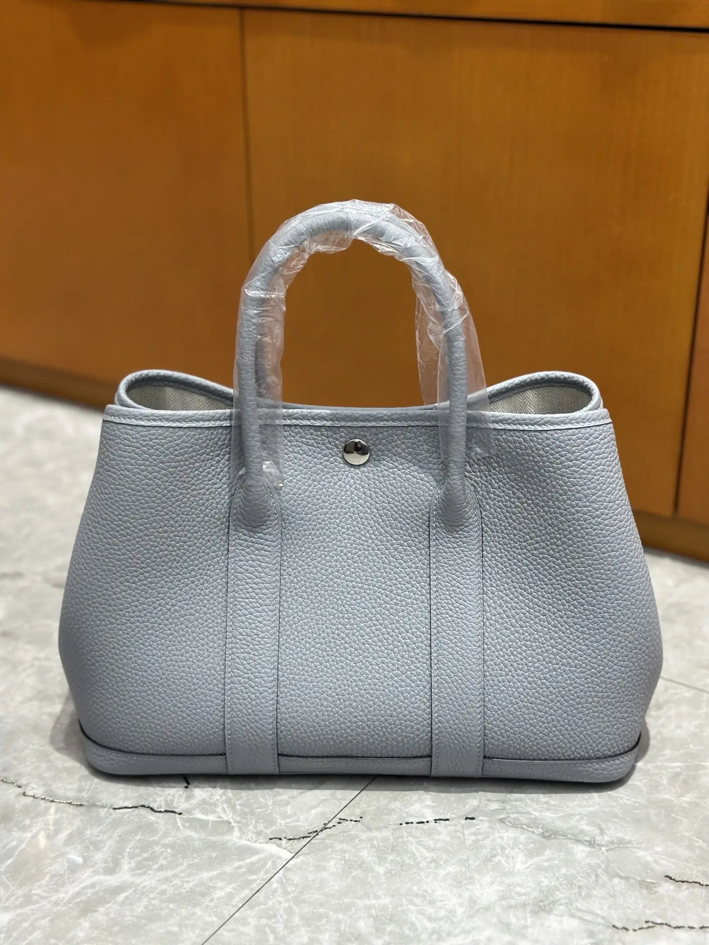30cm
Garden bag full leather new color ❤️ Puppet Grey
Commuting out of the street is very suitable!! full