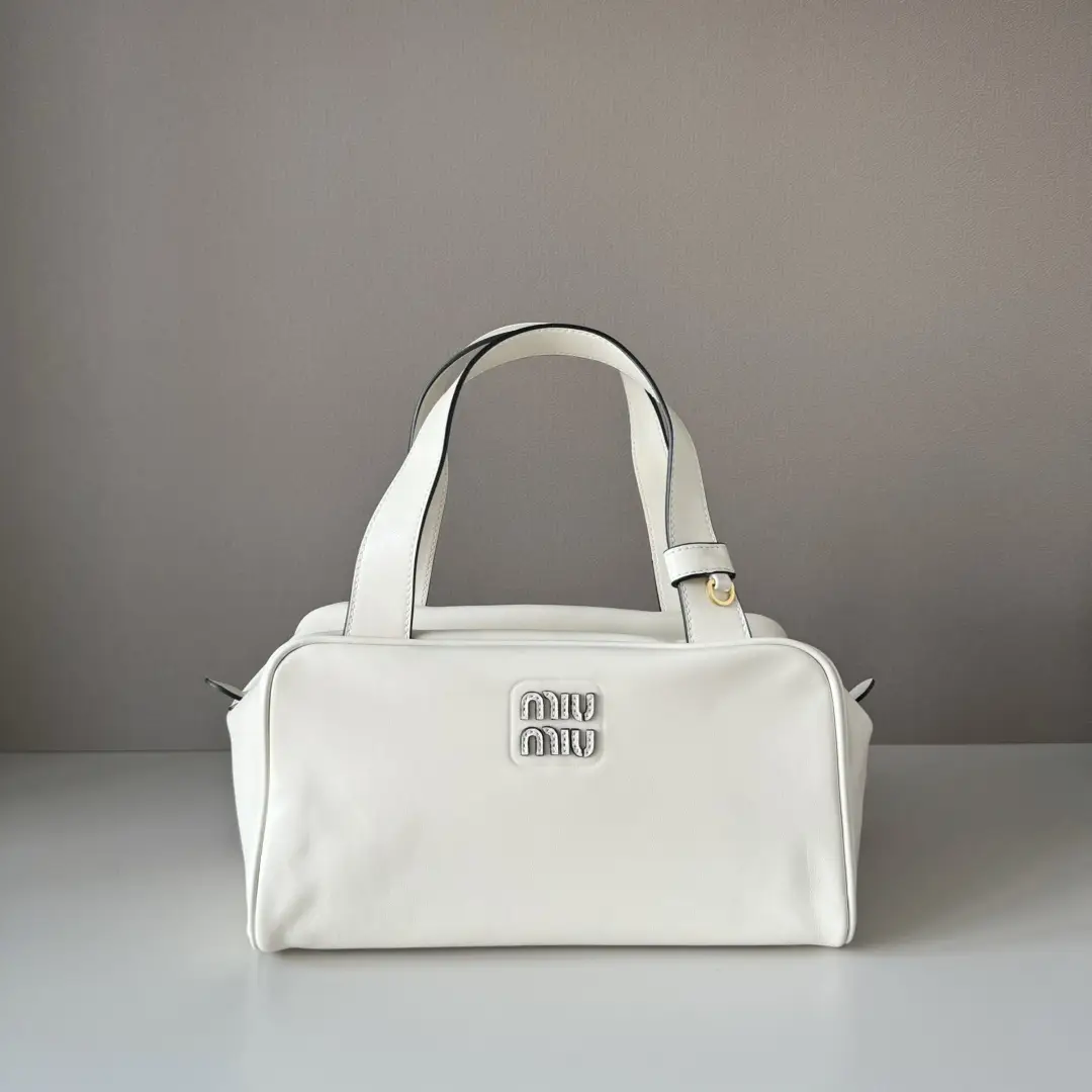 The 5BB182 new popular underarm bowling bag features a new interpretation with a flat handle,
