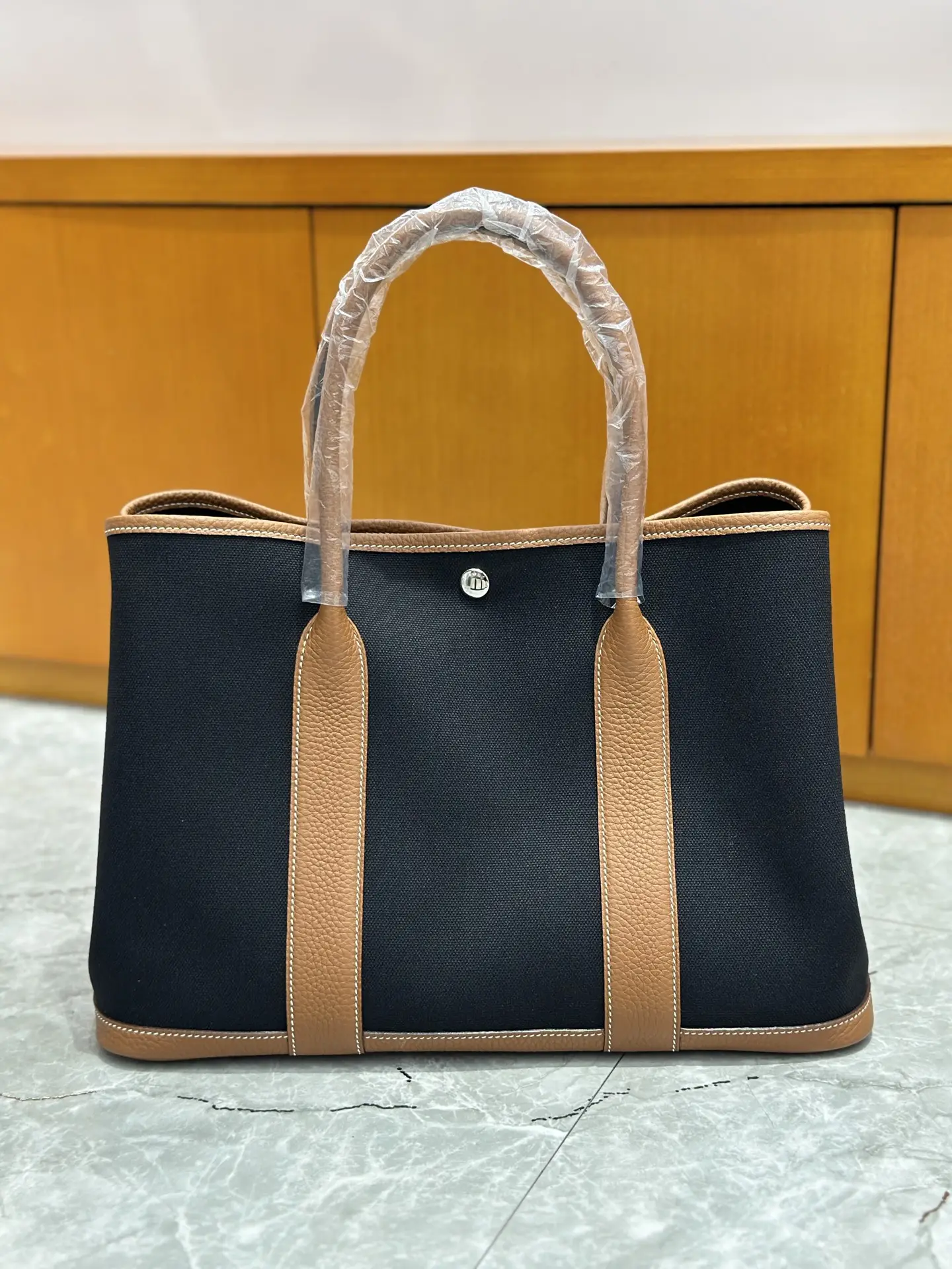 30、36cm
Garden bag single-layer canvas spot shot
Golden brown/black canvas
Commuting out of the street