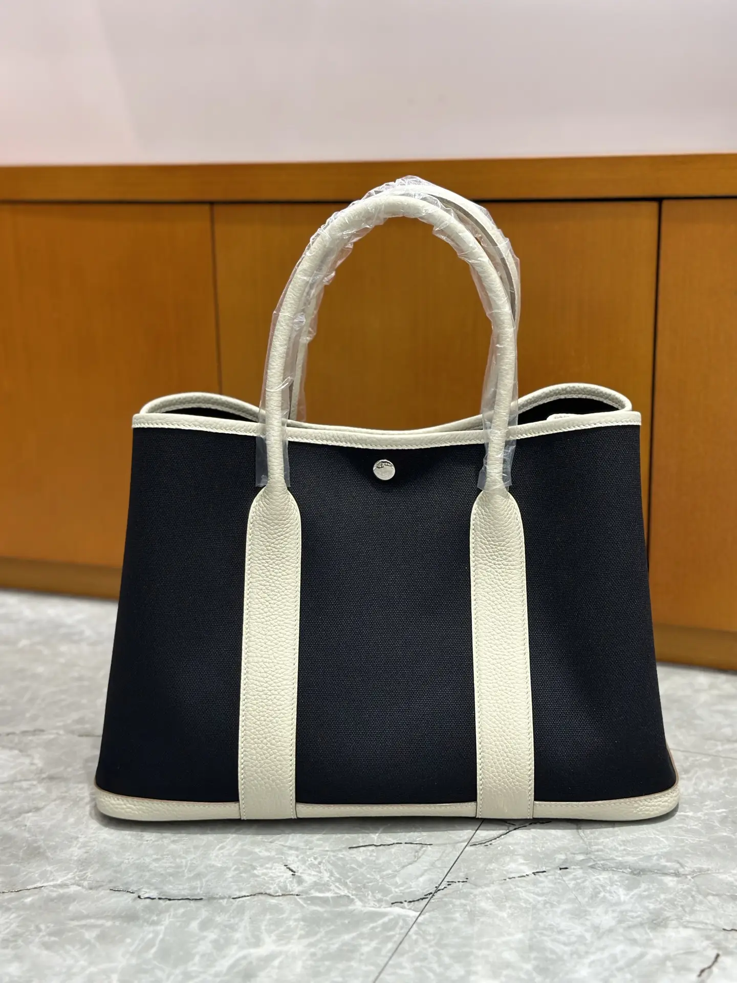 30、36cm
Garden bag single-layer canvas spot shot
Milk shake white/black canvas
Commuting out