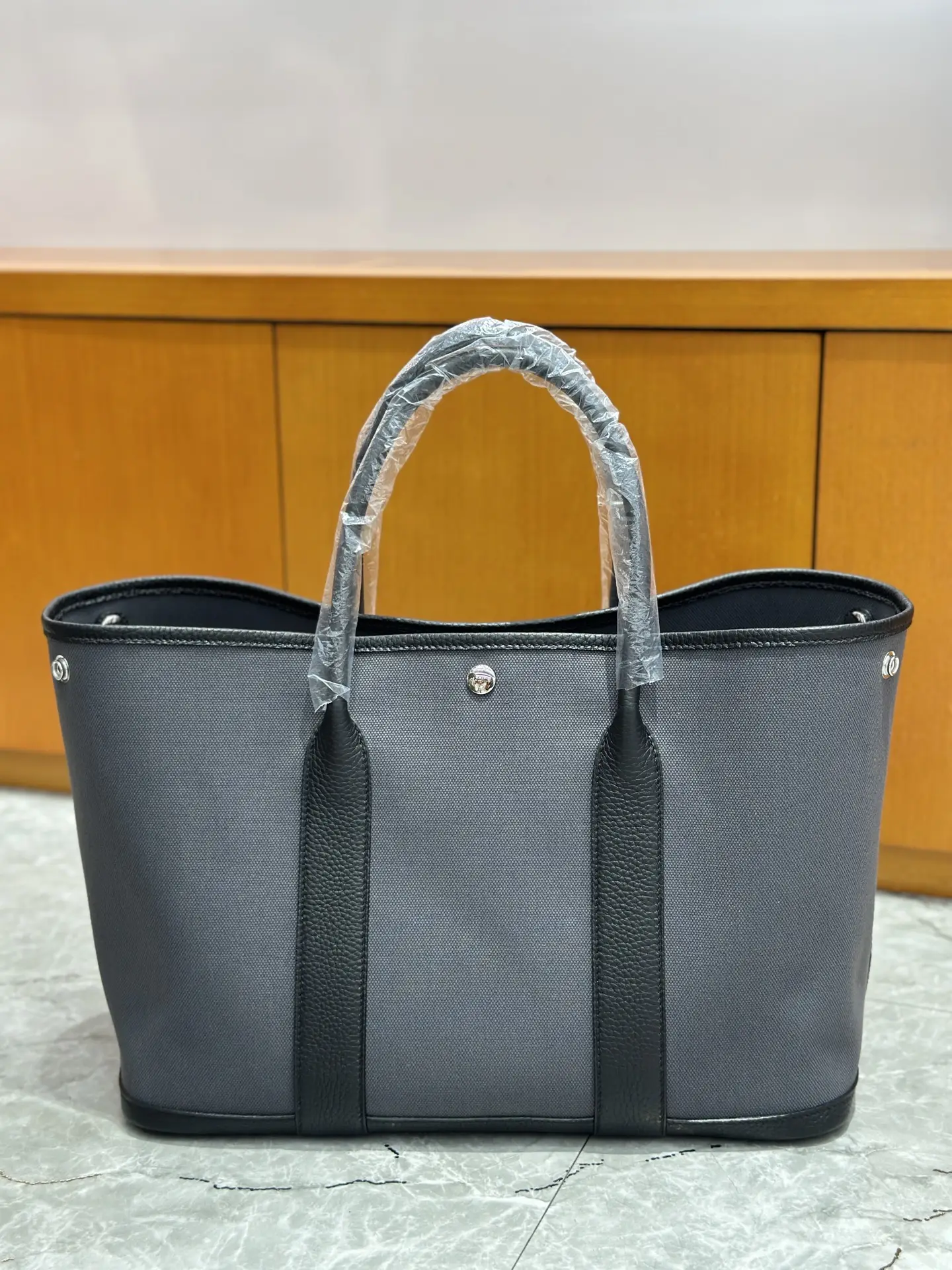 30、36cm
Garden bag single-layer canvas spot shot
Black/slate grey canvas
Commuting out