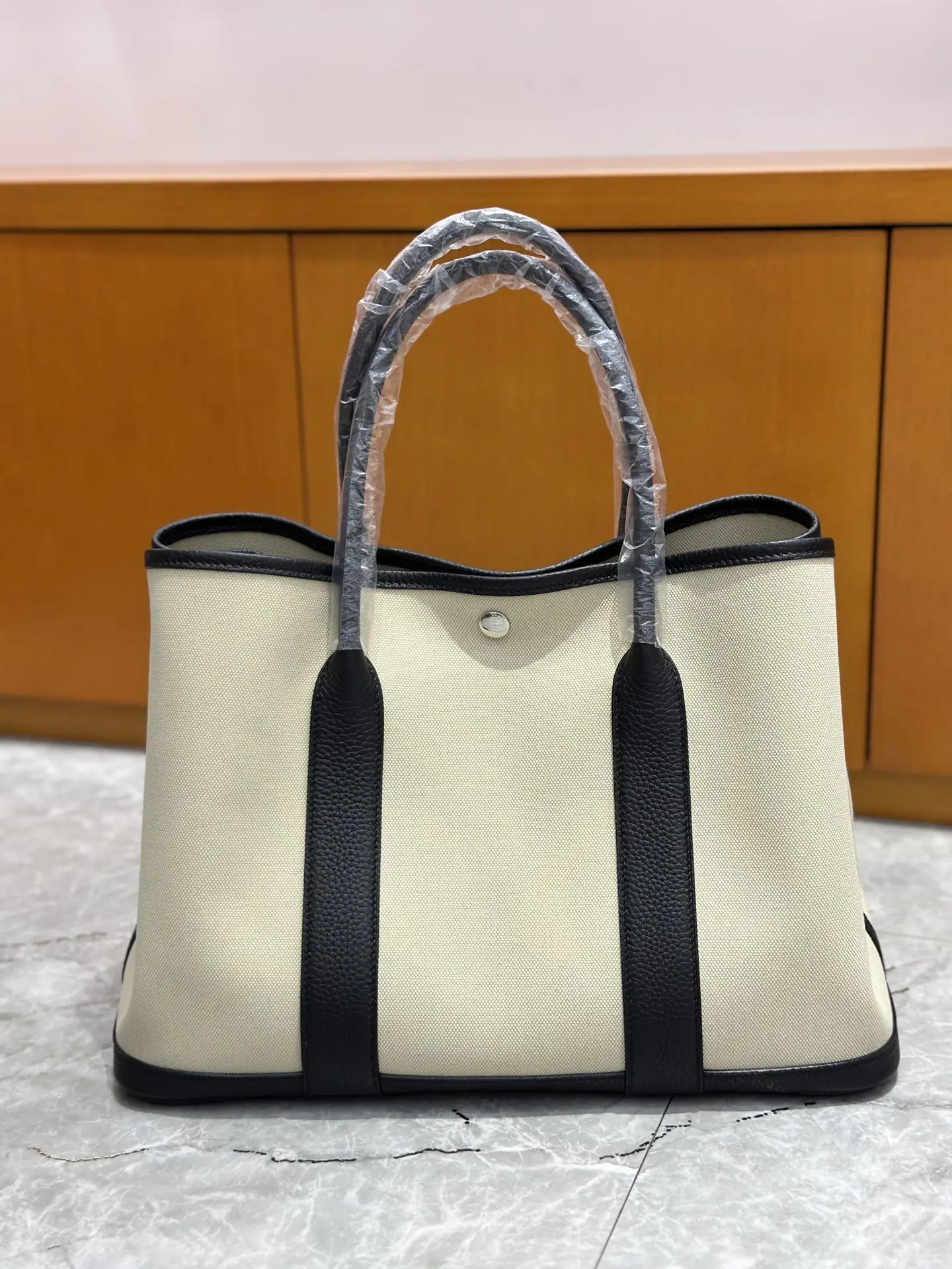 30、36cm
Garden bag single-layer canvas spot shot
Black/beige canvas
Commuting out of the street